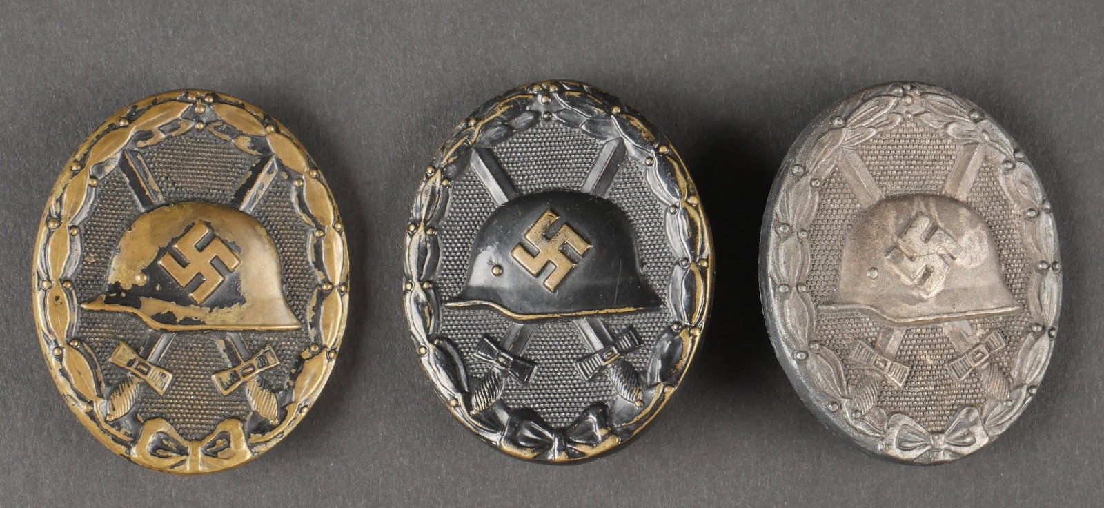 Insignes des blesses allemand. German insignia.: Insignes des blesses allemand. Comprenant un insigne couleur argent, a 70%, attache complete, code fabricant 65. Un insigne des blesses, couleur noir a 90%, fabrication L41, correspondant au fabricant