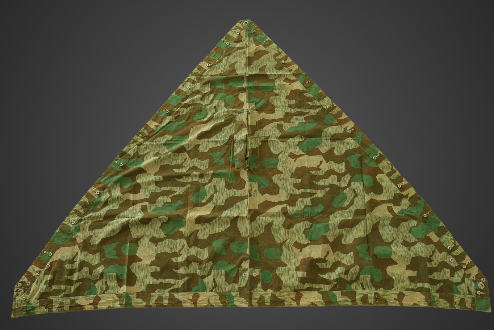 Toile de tente Heer. German tent section.: Toile de tente de la Heer. Camouflage eclat, les couleurs sont tres vives. La majorite des boutons sont presents. Les cordelettes sont absentes. Sans marquages visibles. A noter une certaine usure et 