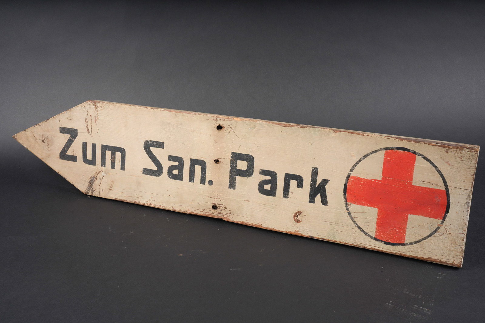 Panneau allemand. German panel.: Panneau San Park. En bois. Fond peint en gris. Marquages a la peinture noire Zum San Park. Croix rouge cercle de noir. Dimensions 16 x 78 cm. Lauthenticite de la piece nest pas garantie. A noter une c