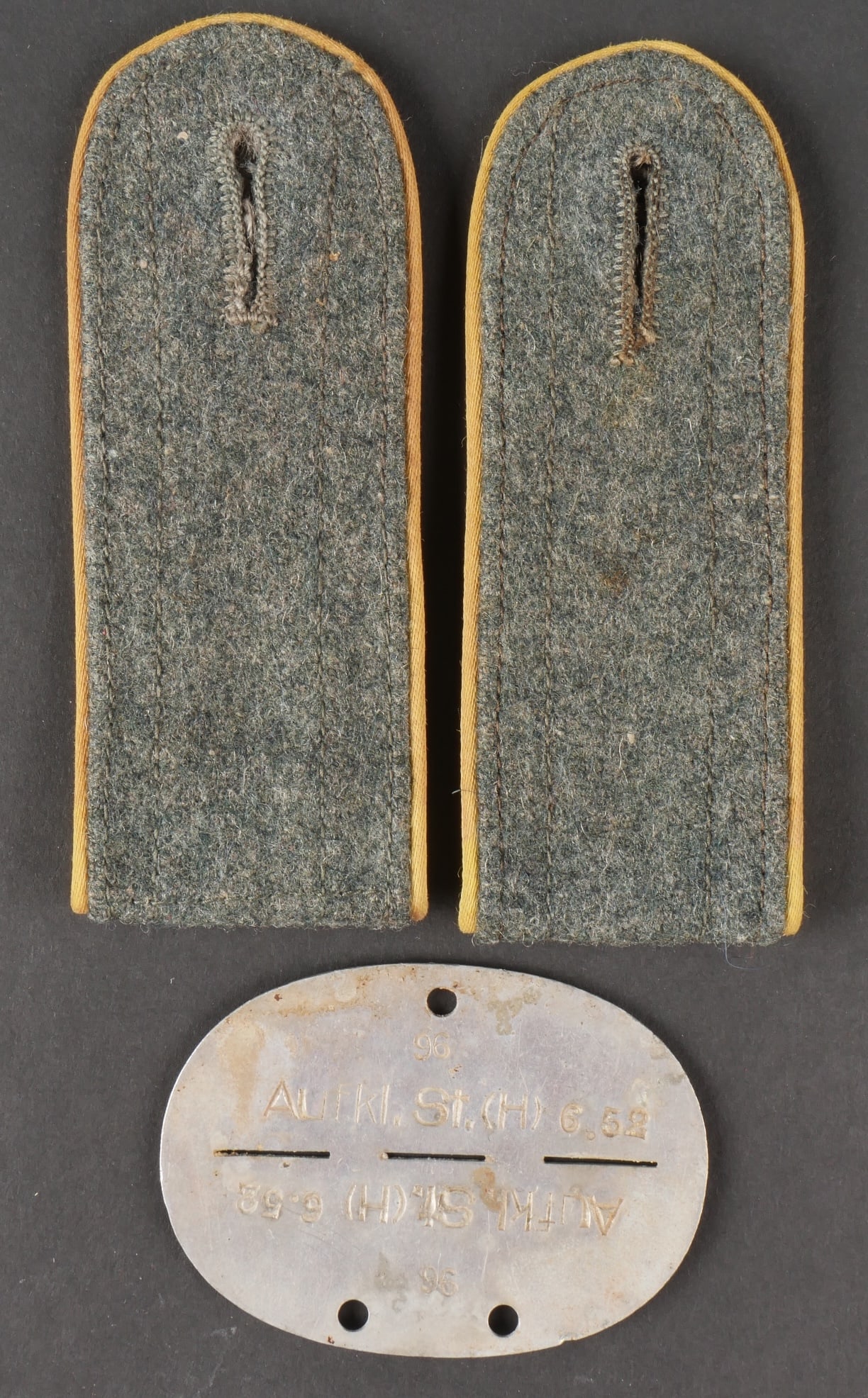 Pattes depaule transmission. German Signal shoulder broads.: Pattes depaule troupe des unites des transmissions. Paire homogene en drap Feldgrau. Lisere jaune citron faisant le tour des pieces. Doublure en satinette grise. Plaque didentite en aluminium, marquee