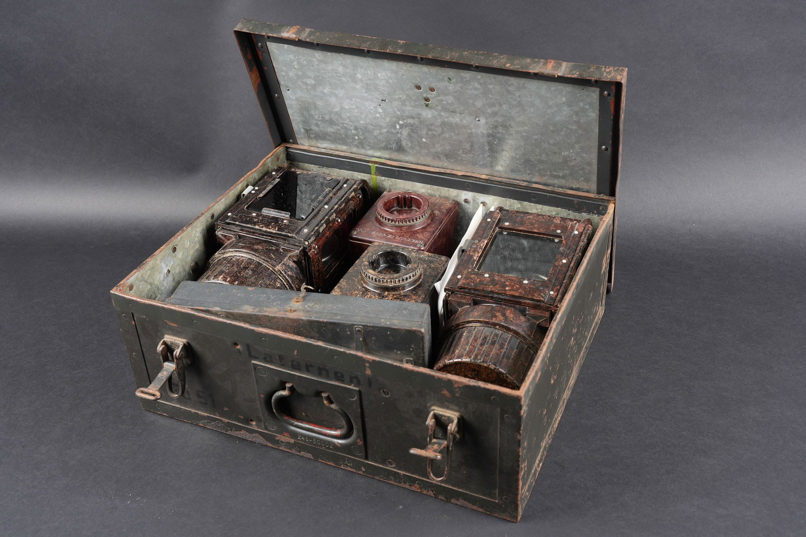 Lanterne FU 51 en caisse. German FU 51 lantern in transport box: Lanterne FU 51 en caisse. Belle caisse en bois avec renforts en metal. Peinture Feldgrau a 85%. Couvercle et cotes de la caisse marques FU 51 Lanternen. Les crochets de fermeture sont fonctionnels. La