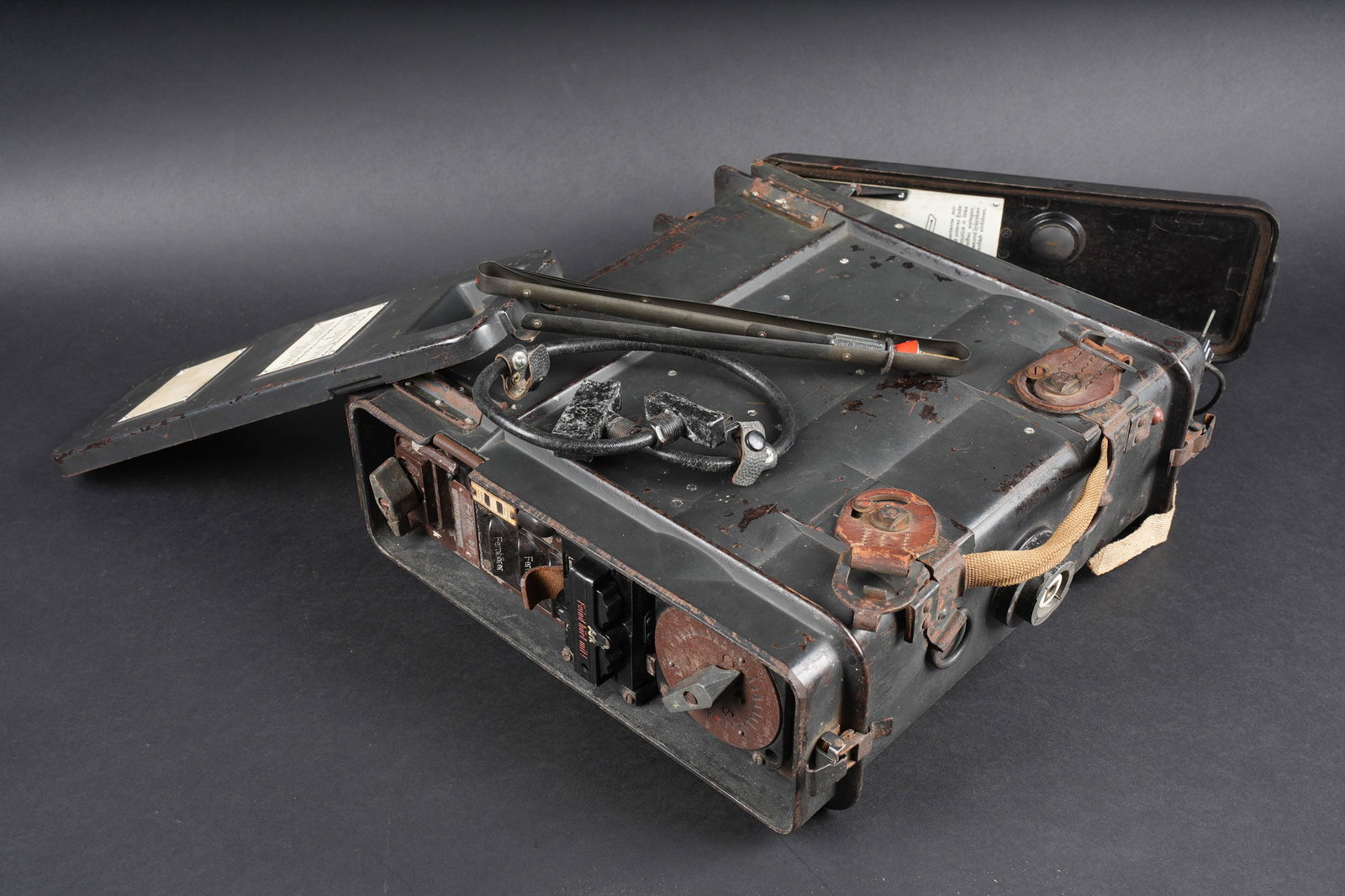 Feld Fu allemand. German radio FELD FU.: Feld Fu allemand. En bakelite, peinture feldgrau a 70%. La poignee de transport en toile est complete. Couvercle disposant de deux plaquettes de code radio. Les crochets de bretelle sont presents. Les