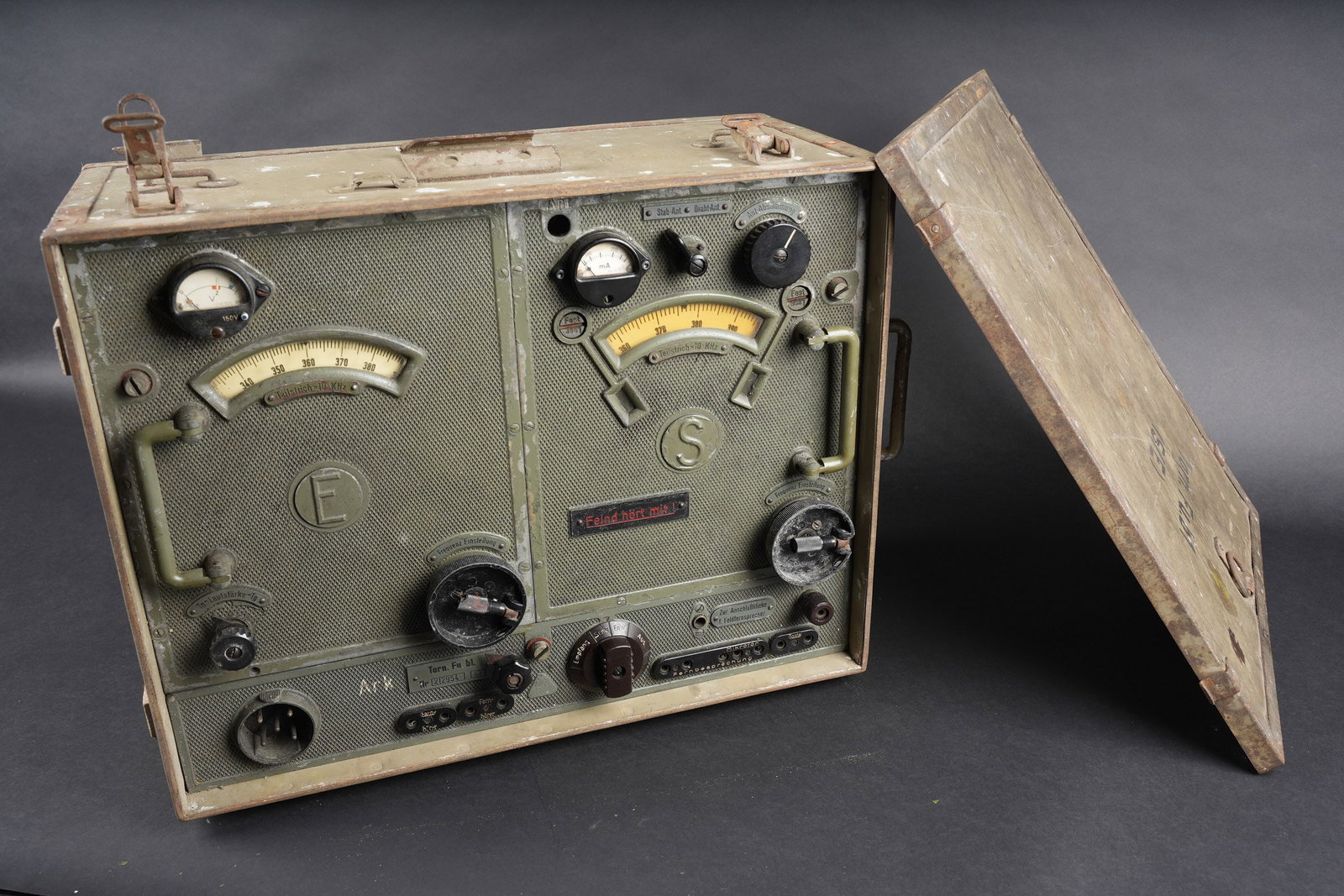 Emetteur recepteur Torn FU B1. German Torn.Fu.B1 field transceiver: Emetteur Recepteur Torn FU B1. Caisson en metal, avec de nombreux renforts. La poignee de transport est presente. Peinture Feldgrau a 80. Marquages sur le couvercle Torn FU B1 SE. Les crochets de ferm