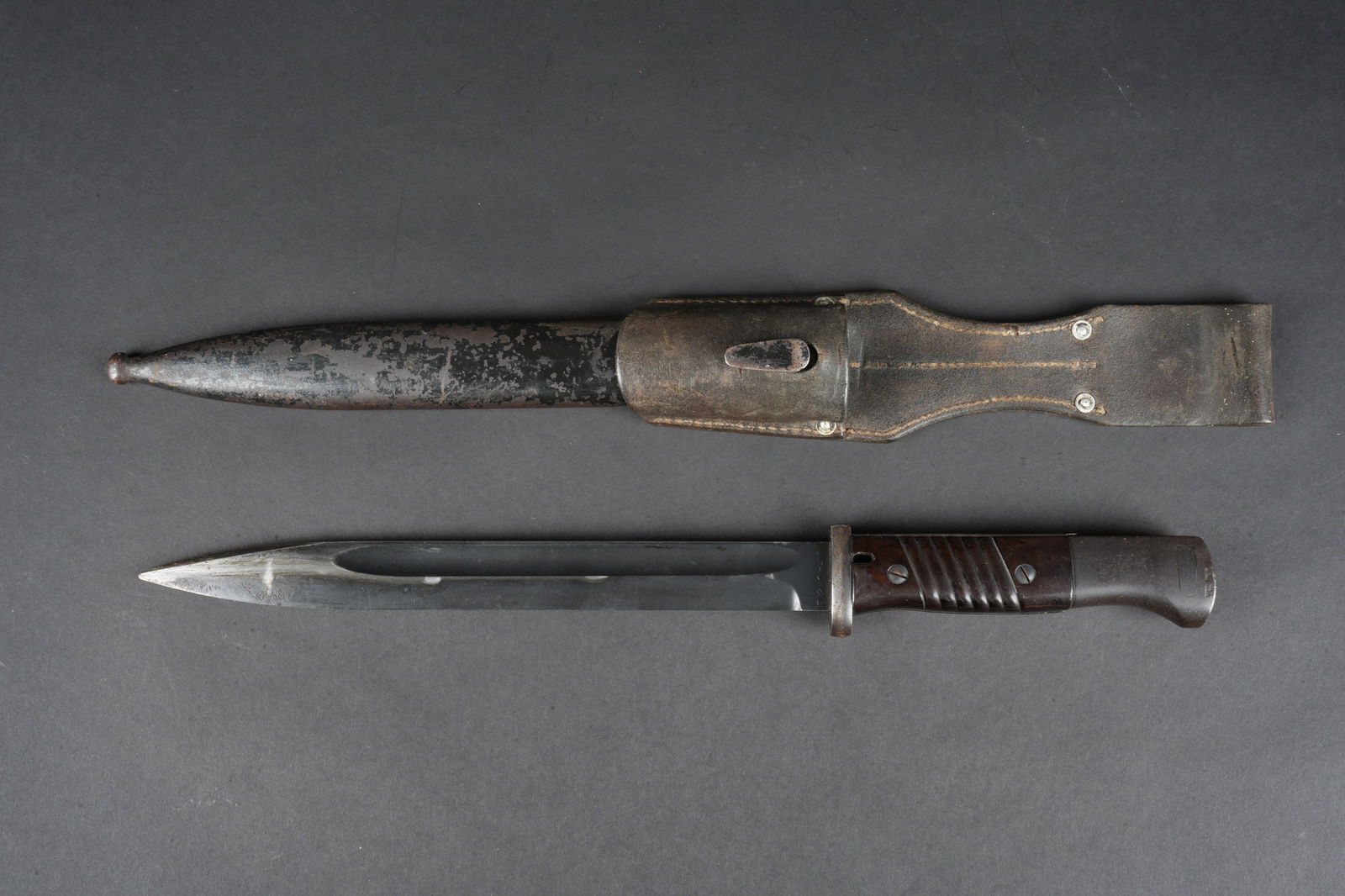 Baionnette de Mauser 98K. German 98K bayonet.: Baionnette de Mauser 98K. Garniture en metal, bronzage dorigine a 90%. Plaquettes en bakelite completes. Tres belle lame dans sa couleur dorigine a 90%. Fabrication E Pack & Sohnn numero 5981 i. Fourr