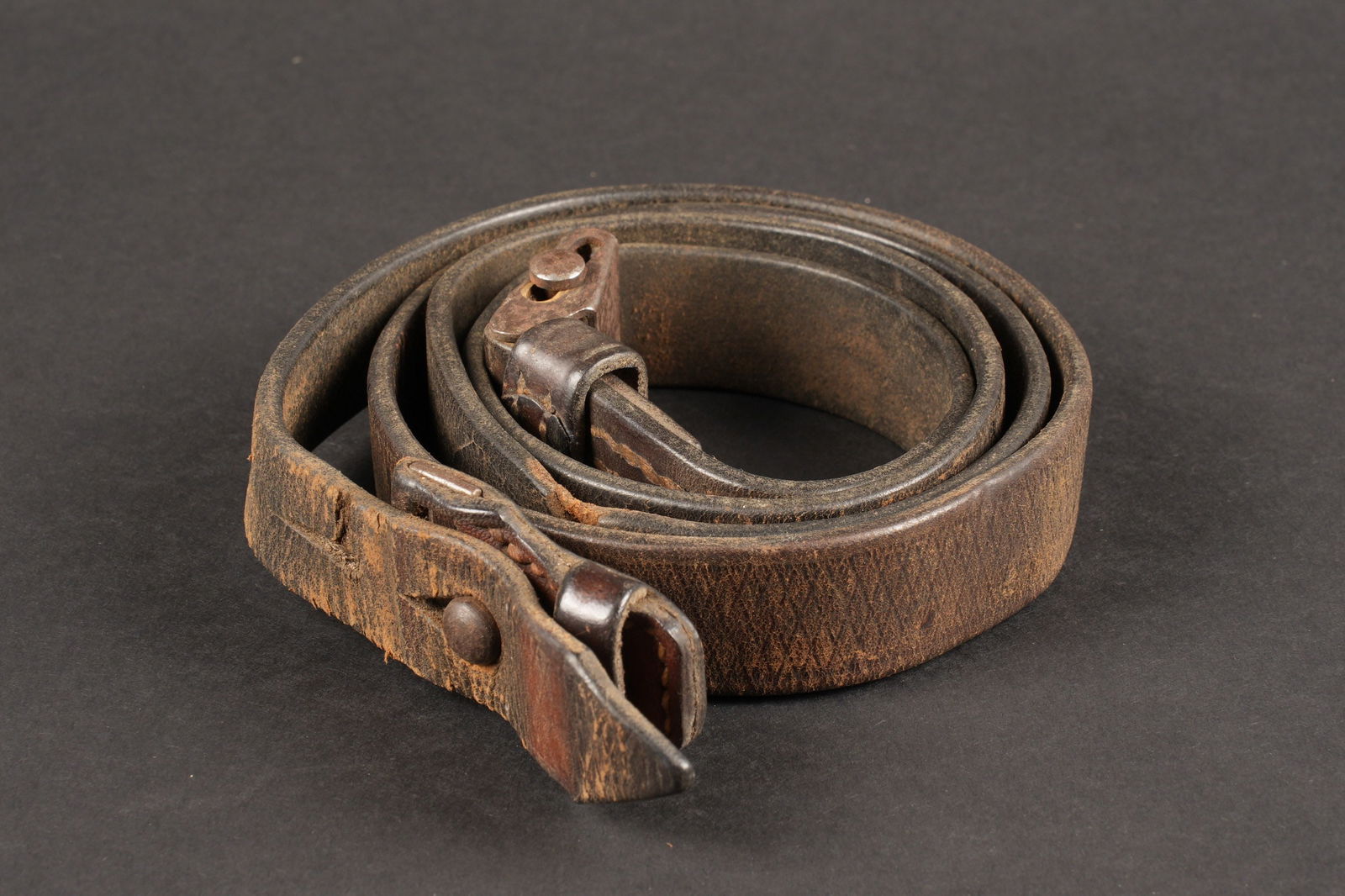 Bretelle de Mauser 98K. German 98K sling.: Bretelle de Mauser 98K. En epais cuir marron. Complete. Trois trous de reglage. Fabrication Koch Wupperthal 1939. A noter une certaine usure et patine de la piece. Etat II+. Mauser 98K sling Thick bro