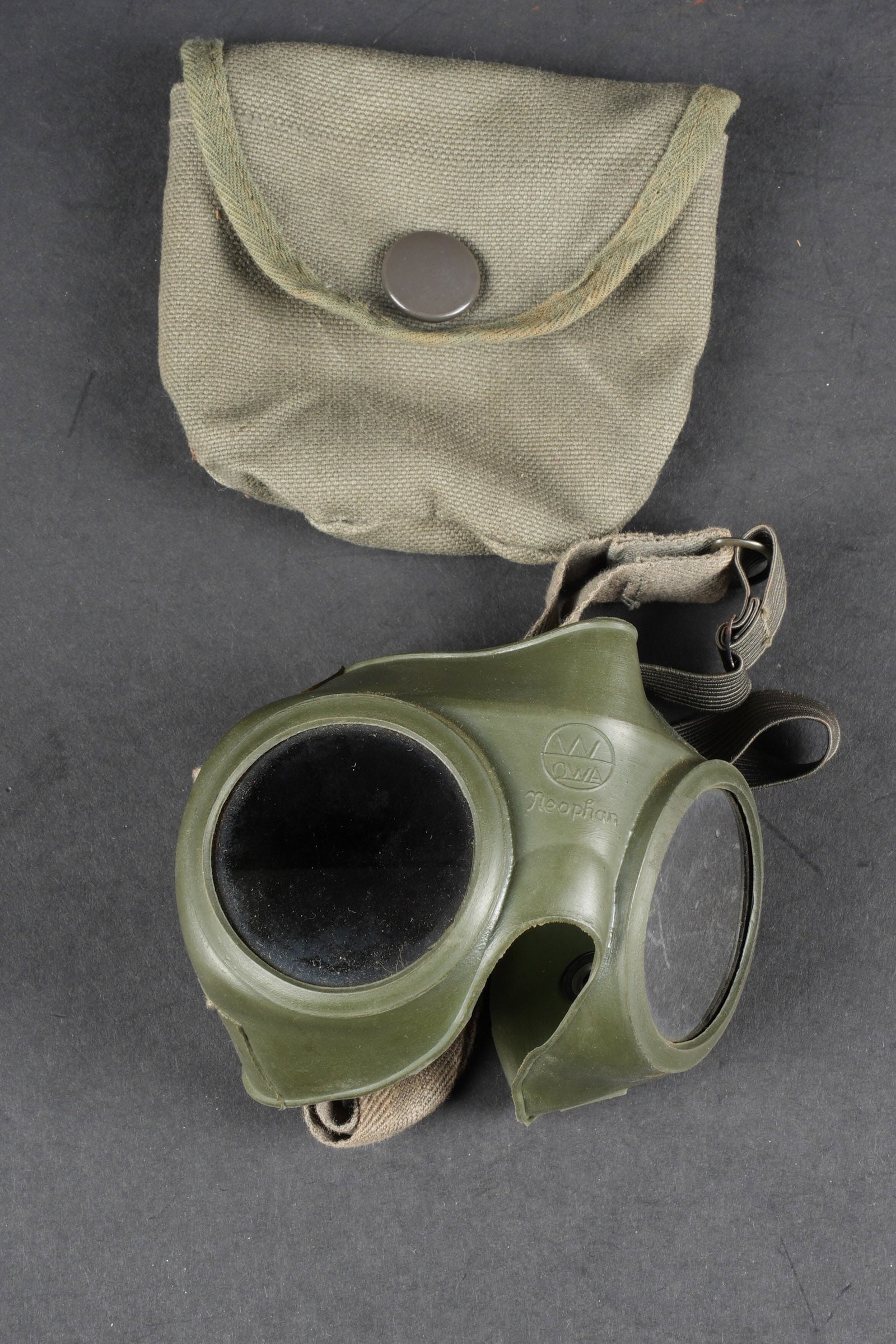 Lunette Neophan. German Neophan goggle.: Lunette Neophan. Armature en caoutchouc Feldgrau, marquee W QWA Neophan. Les verres sont fumes. Elastique complet et souple. Housse en toile coton Feldgrau, le bouton pression est fonctionnel. A noter