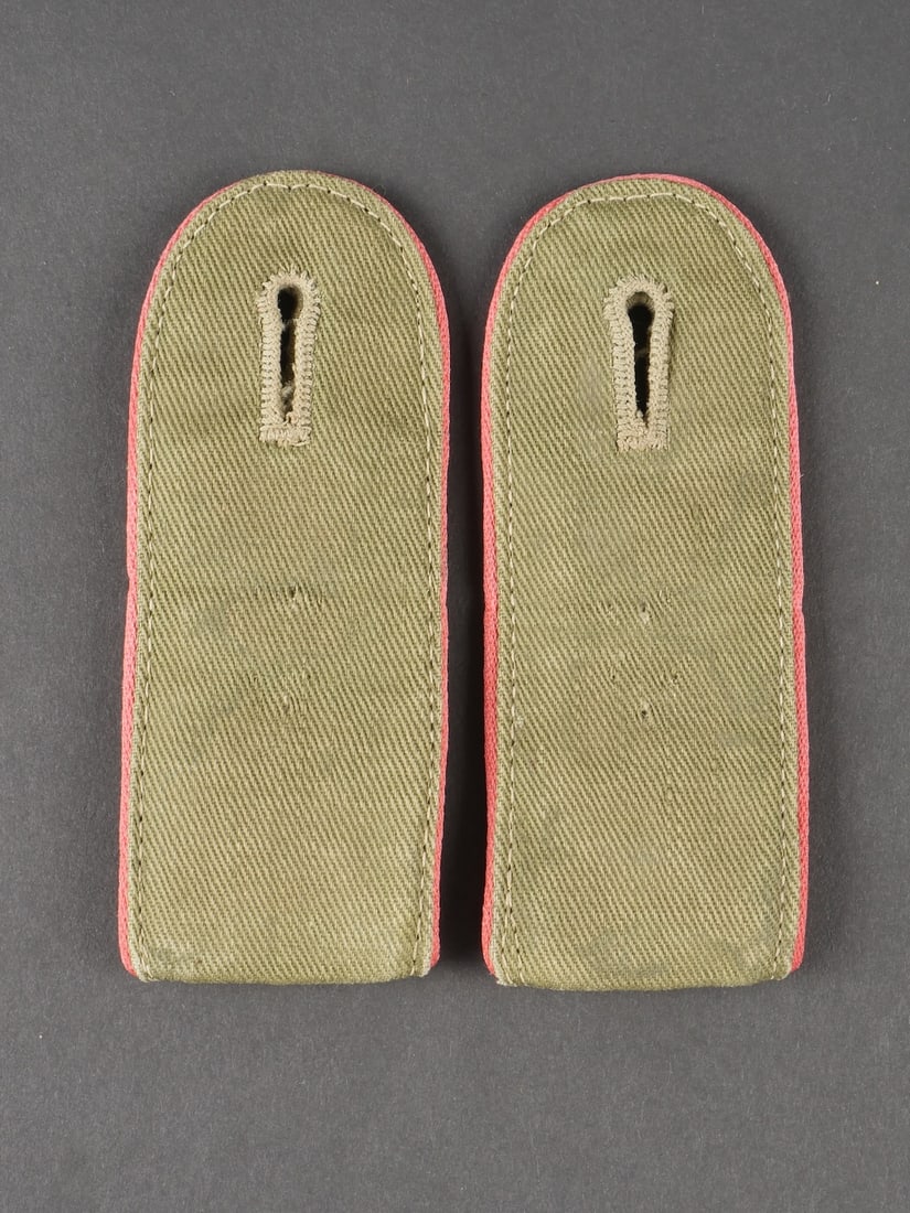 Patte d epaule tropicales. German tropical shoulder broad.: Paire homogene de patte d epaule tropical Panzer. Modele troupe, en tissu vert olive, lisere rose des unites blindees faisant le tour des pieces. Traces d insignes metalliques visibles. A noter une ce