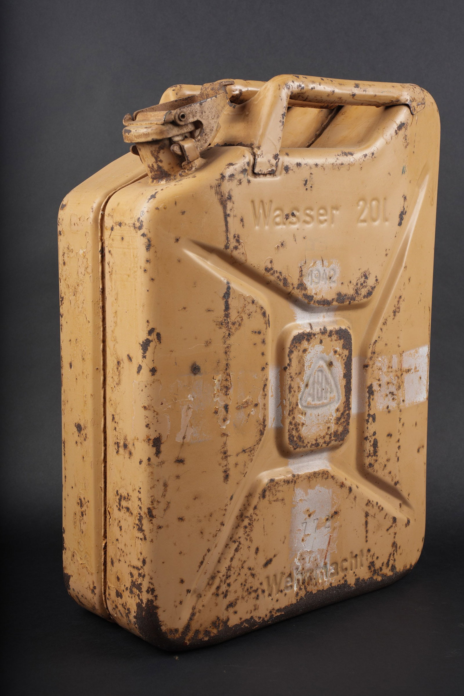 Jerrycan Wasser. German water jerrycan.: Jerrycan Wasser. En metal. Peinture jaune sable a 80%. Belle croix blanche sur les deux cotes du jerrycan. Bouchon complet et fonctionnel. Marquages Wasser 20L 1942 ABA 772 Wehrmacht. A noter une cert