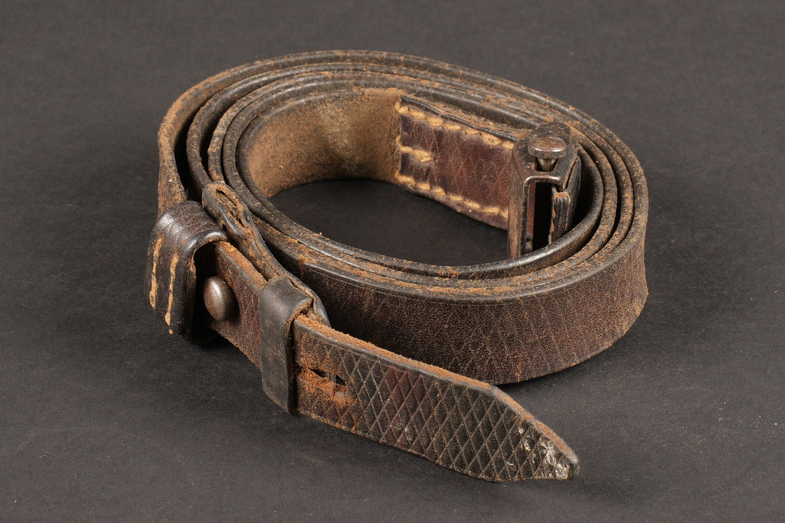 Bretelle de Mauser 98K. German 98K sling.: Bretelle de Mauser 98K. En epais cuir marron. Complete. Trois trous de reglage. Marquages illisible. A noter une certaine usure et patine de la piece. Etat II+. Mauser 98K sling. Thick brown leather,