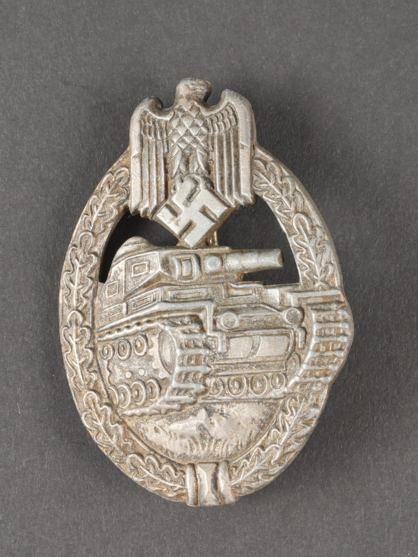 Panzerkampfabzeichen. German tank insignia.: Panzer Kampfabzeichen. En metal, couleur argent a 80%. Fabrication pleine. Attache complete. Fabrication FWE. A noter une certaine usure et patine de la piece. Etat II+. Panzer Assault Badge. Solid me
