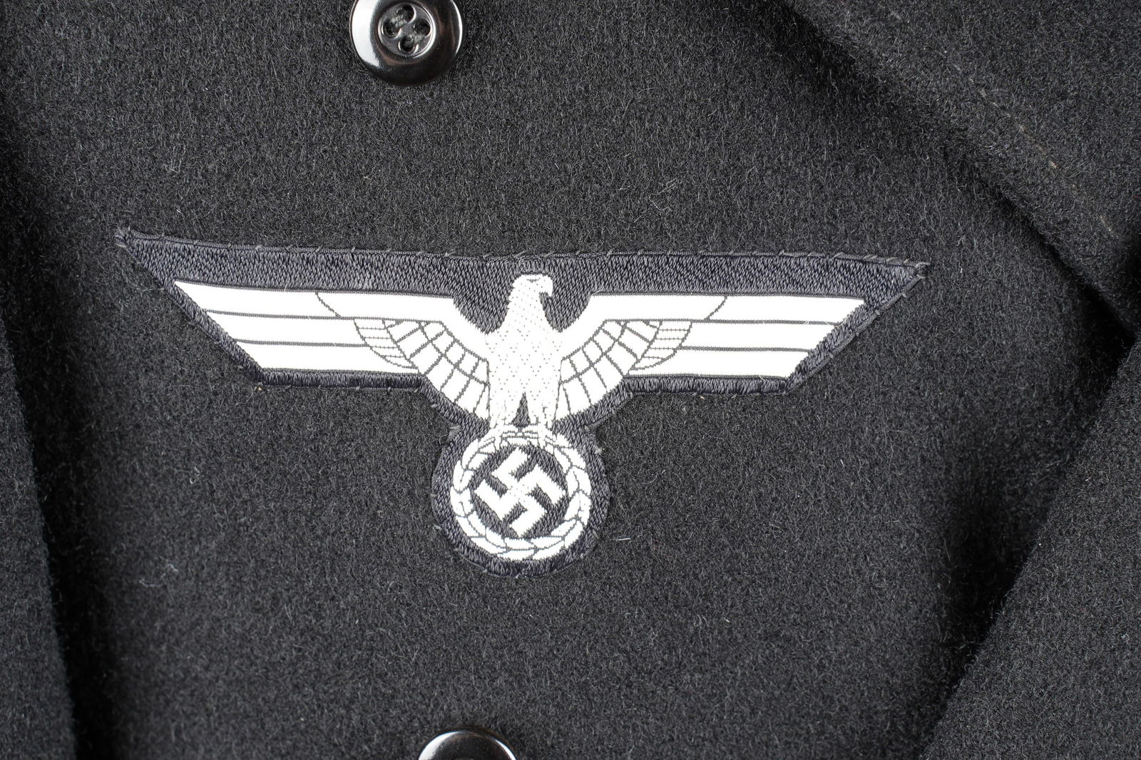 Blouson Panzer. German tank tunic.: Blouson Panzer. Modele croise en drap noir. Tous les boutons sont presents. Pattes de col sur fond en drap noir, tetes de mort metalliques, lisere rose faisant le tour des pattes de col, cousues machi