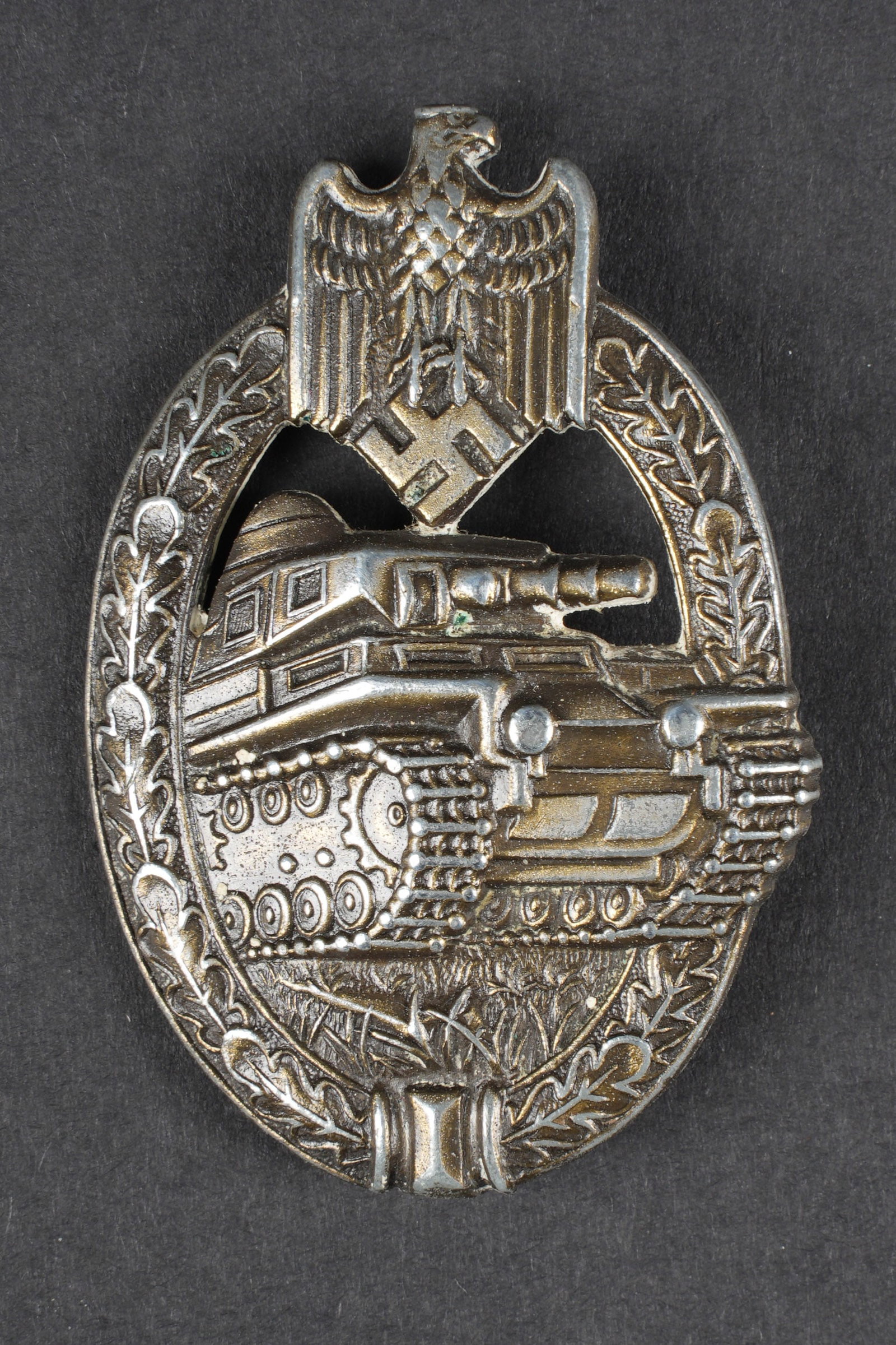 Panzerkampfabzeichen. German tank insignia.: Panzerkampfabzeichen. En metal, fabrication moulee. Attache complete. Sans marquages visibles. A noter une certaine usure et patine de la piece. Etat II+. Panzer Assault Badge. Cast metal construction