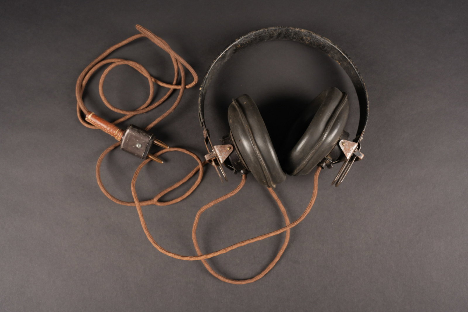 Ecouteurs Panzer. German Panzer headphones: Ecouteurs Panzer. Armature en metal, recouverte d un epais simili cuir noir. Les proteges oreilles en caoutchouc sont tres souples. Marquages DFH B 44. Cable complet avec sa prise. A noter une certain