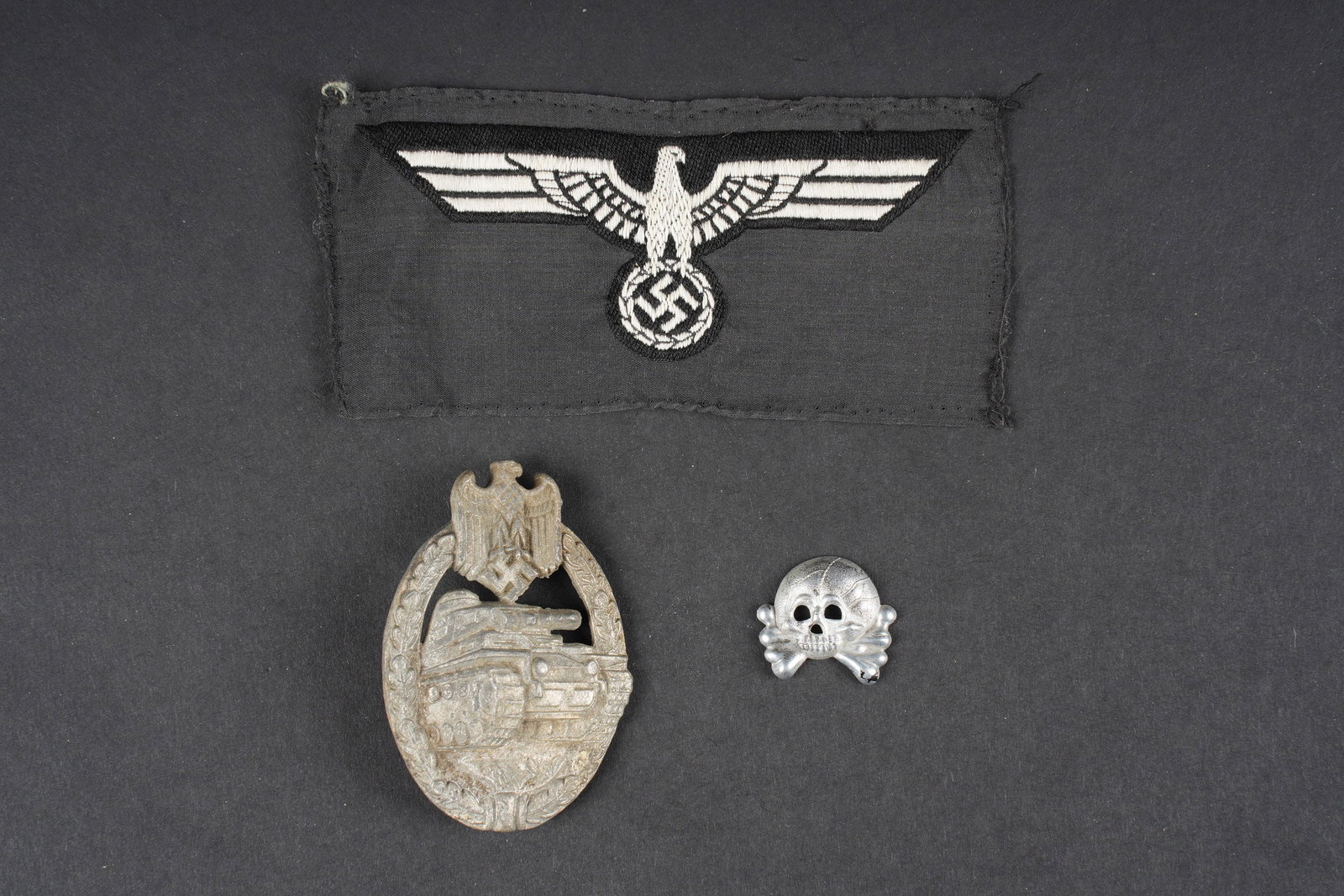Insignes Panzer. German panzer insignia.: Insignes Panzer. Comprenant un aigle de poitrine Bevo, sur fond noir, jamais monte. Un panzerkampfabzeichen en metal, couleur argent a 70%, attache complete, fabrication creuse, sans marquages visible