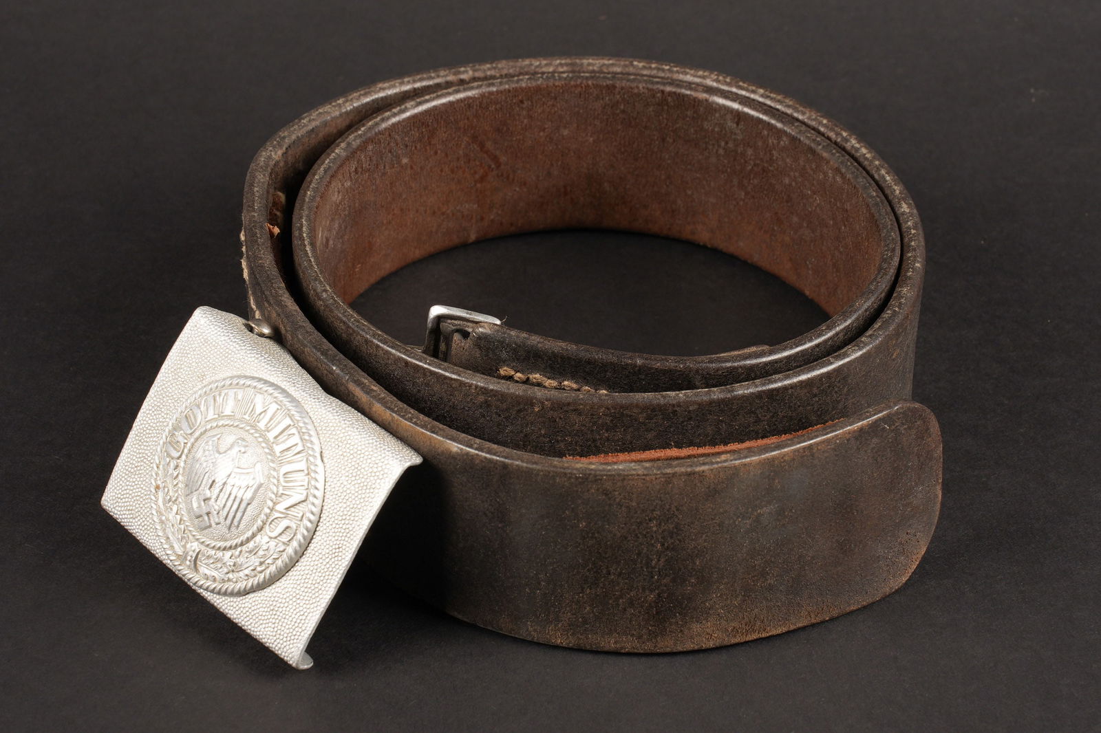 Ceinturon de la Heer. German belt.: Ceinturon de parade de la Heer. Ceinturon en cuir noir. Bouclerie en metal. Les marquages sont illisibles. Certaines coutures sont refaites d epoque. Boucle de ceinturon en aluminium grenele. Fabricat