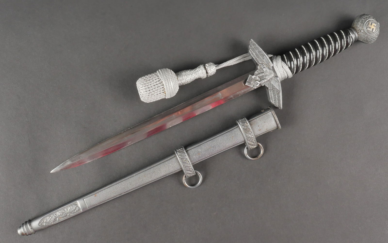 Dague officier Luftwaffe. German Luftwaffe dagger.: Dague d officier de la Luftwaffe. Garnitures en metal. Reste de dorure a 5% au niveau des insignes nationaux. Poignee en celluloid noire dite funeraire, filigrane complet. Il est rare de trouver cette