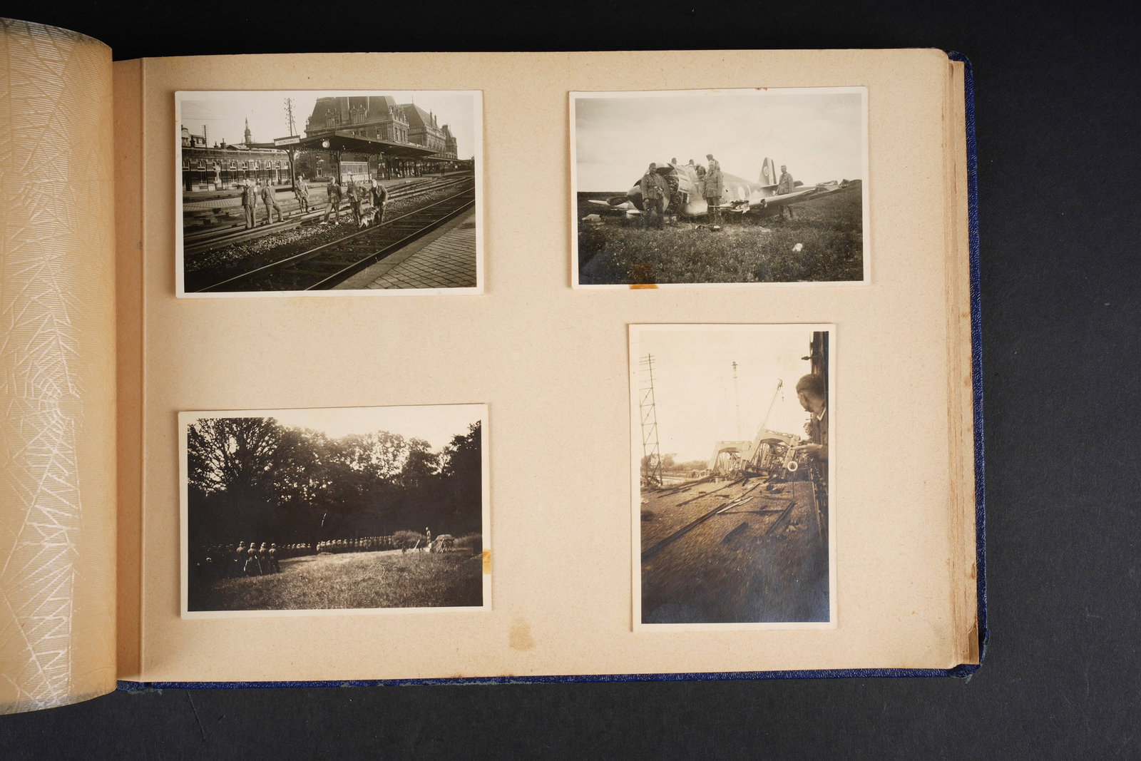 Album photo LW et Heer. Luftwaffe photo album.: Album photos de la Luftwaffe et de la Heer. Couverture en simili cuir bleu. Bel aigle de la Heer metallique, modele pour officier, mention Meine Dienstzeit. Le cordon de maintien des feuillets est pre