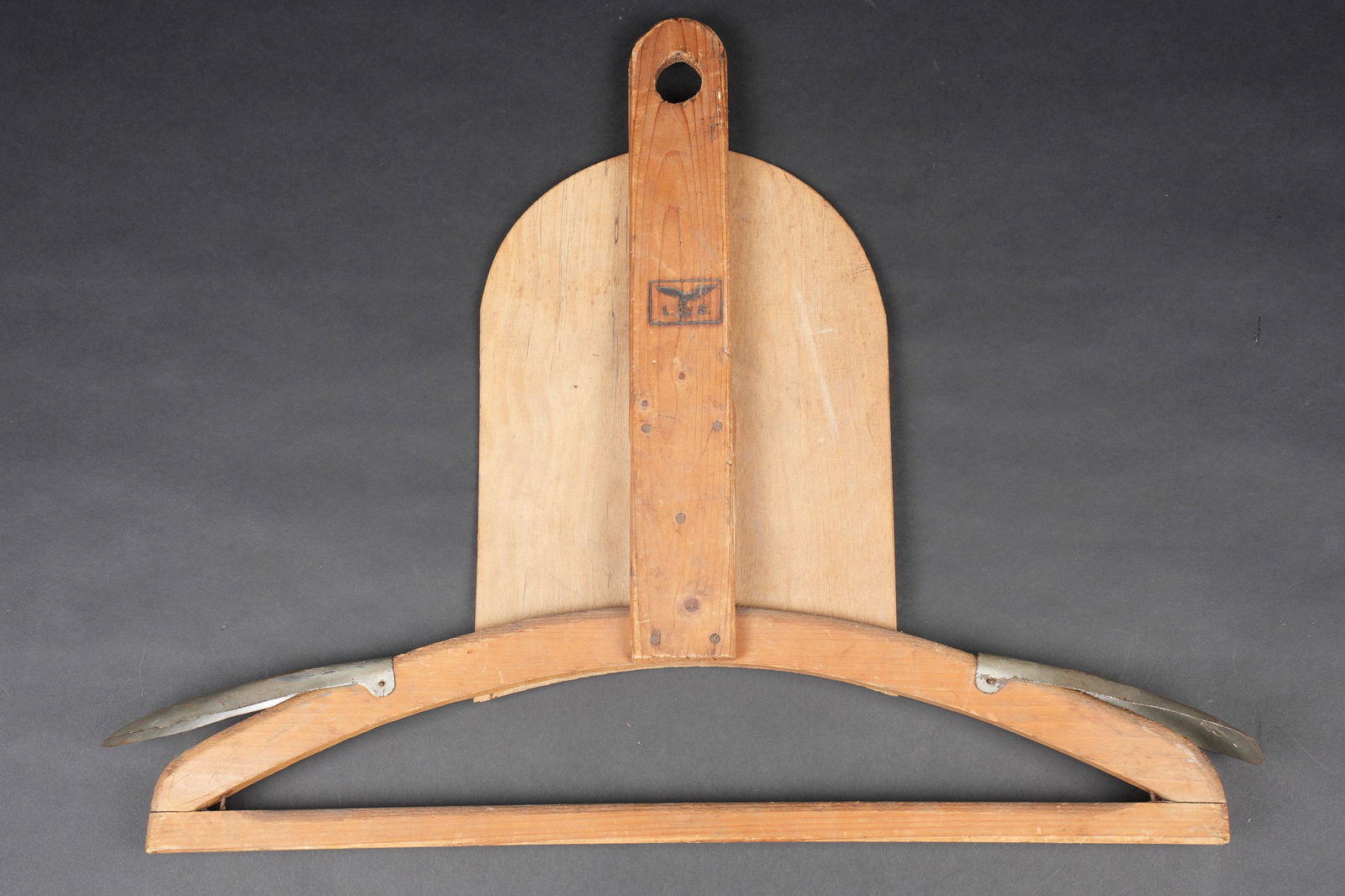 Cintre de la Luftwaffe. Luftwaffe hanger.: Cintre de la Luftwaffe. Modele en bois, complet. Armatures en metal, au niveau des bordures, marquees DRGM VICO. Bel aigle de la Luftwaffe applique a chaud avec marquage LS. A noter une certaine usure