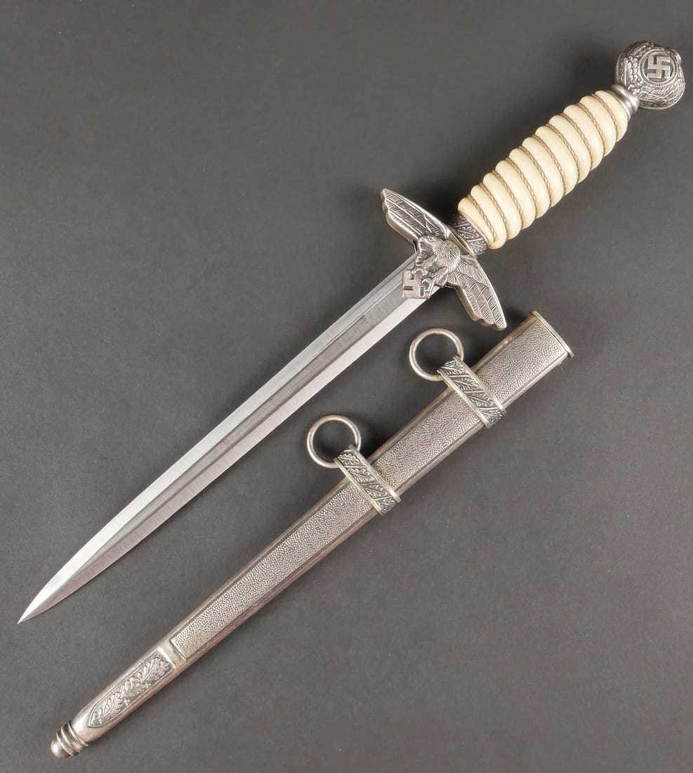Dague officier LW. German Luftwaffe dagger.: Dague officier de la Luftwaffe. Garnitures en metal. Poignee blanche avec filigrane. Belle lame presentant quelques traces d usures. Fabrication Paul Weyersbergen Solingen. Fourreau complet. Les belie