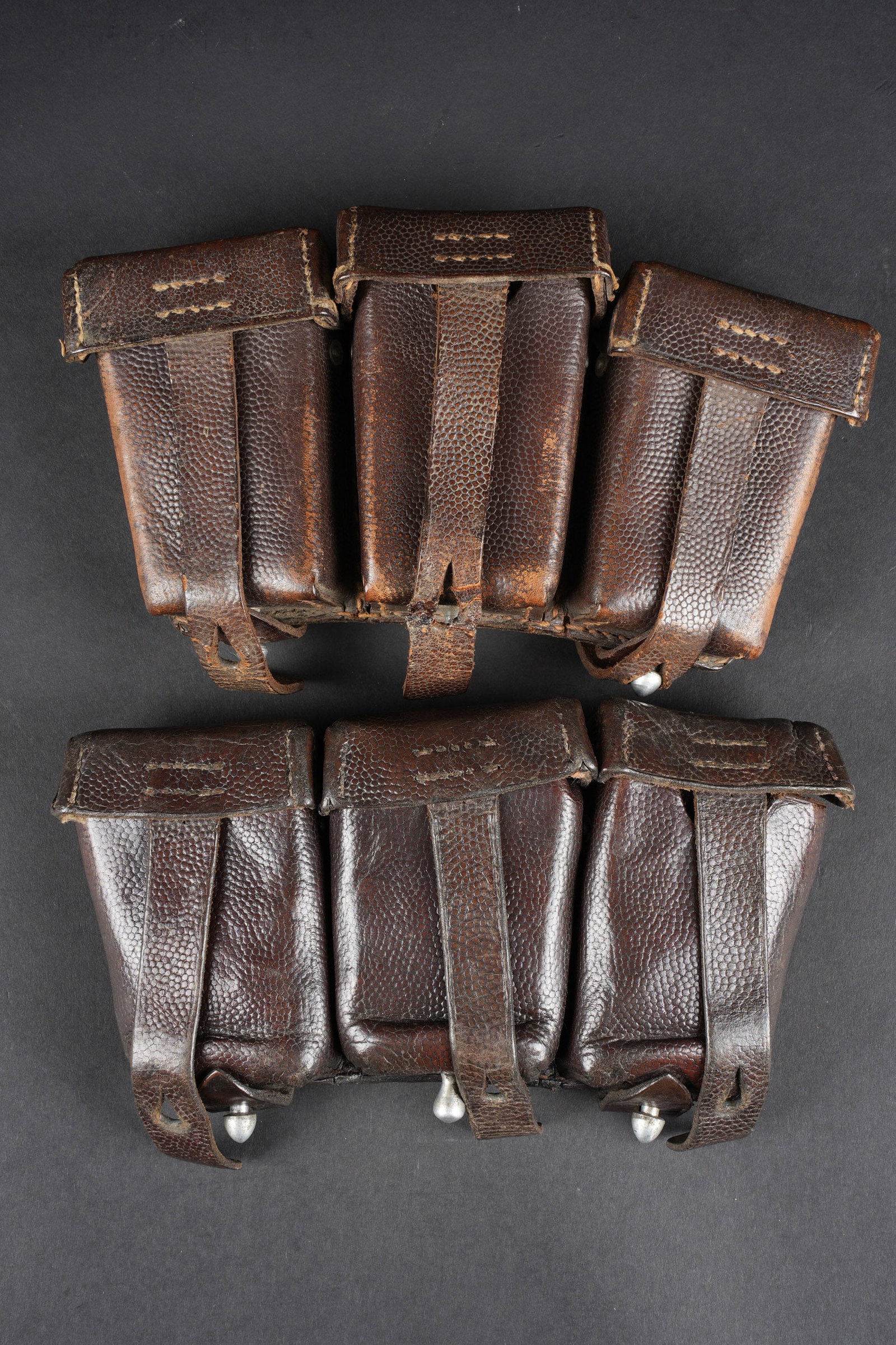 Cartouchieres Mauser 98K. German 98K ammunition pouch.: Cartouchieres de Mauser 98K. Paire non homogene en cuir grenele marron. Toutes les sangle sont presentes, une seule est partiellement dechiree. Les anneaux arrieres sont presents. Marquages Dresden 19