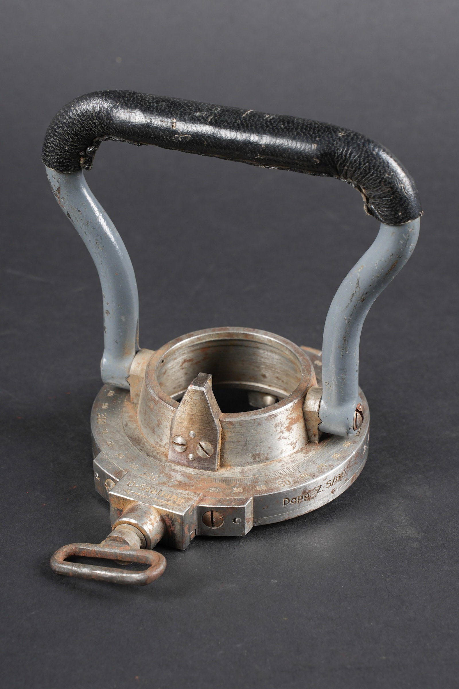 Appareil de reglage artillerie. German artillery adjustment device: Appareil de reglage des fusees d obus de 88 mm allemand. En metal. Toutes les pieces mobiles sont fonctionnelles. Poignee recouverte d un simili cuir noir. Quelques traces d oxydation. Fabrication JVK