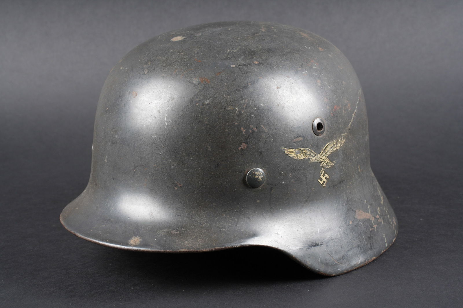 Casque Luftwaffe. Gemran helmet.: Casque de la Luftwaffe. Coque de casque M-35. Fabrication NS66, numero de lot E164. Peinture exterieure a 85%. Aigle de la Luftwaffe du second type a 80%. Couleurs nationales a 90%. Coiffe en cuir com