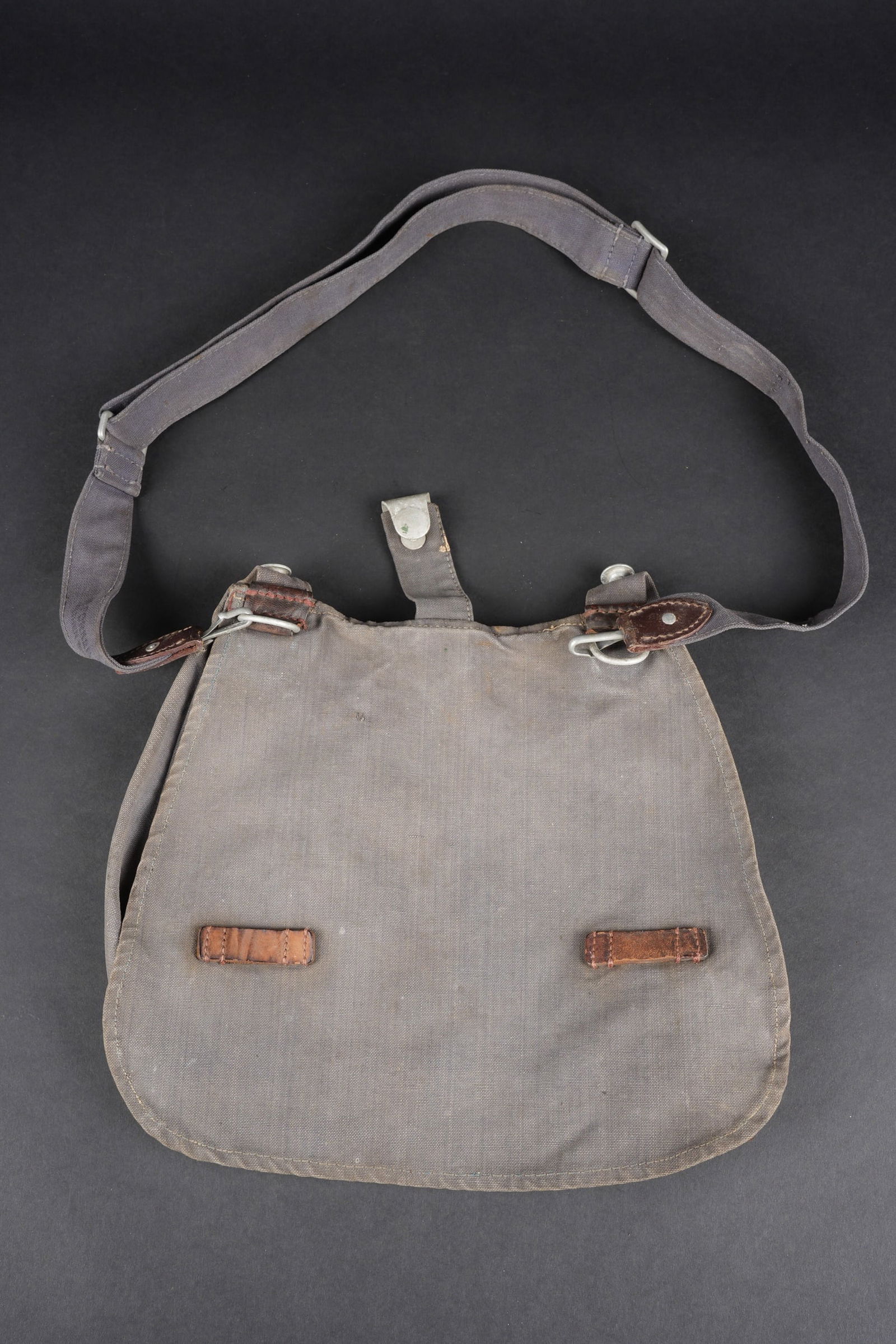 Sac a pain LW. Luftwaffe bread bag.: Sac a pain de la Luftwaffe. En forte toile gris/bleu et cuir marron. Les parties metalliques sont en tres bon etat et majoritairement en couleur d origine. Reste de marquages illisibles sous le rabat.