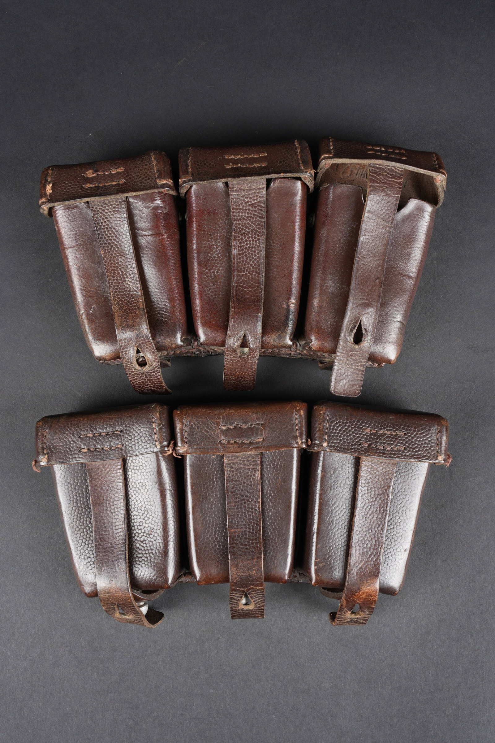 Cartouchieres Mauser 98K. German 98K ammunition pouches.: Cartouchieres de Mauser 98K. Paire non homogene en cuir grenele marron. Toutes les sangle sont presentes et completes. Les anneaux arrieres sont presents. Marquages Niederhein 1939, et illisibles sur 