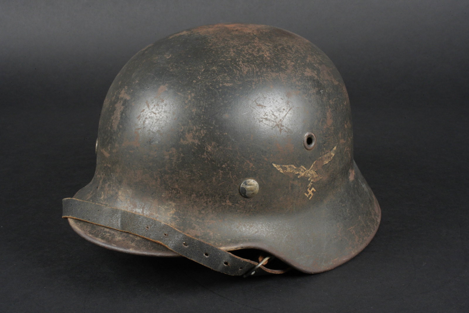 Casque LW. Luftwaffe helmet.: Casque de la Luftwaffe. Coque de casque M-40. Fabrication ET 62, numero de lot 073. Cerclage en aluminium, coiffe en cuir complete. Le cordon de serrage est present. Jugulaire en cuir complete, fabric