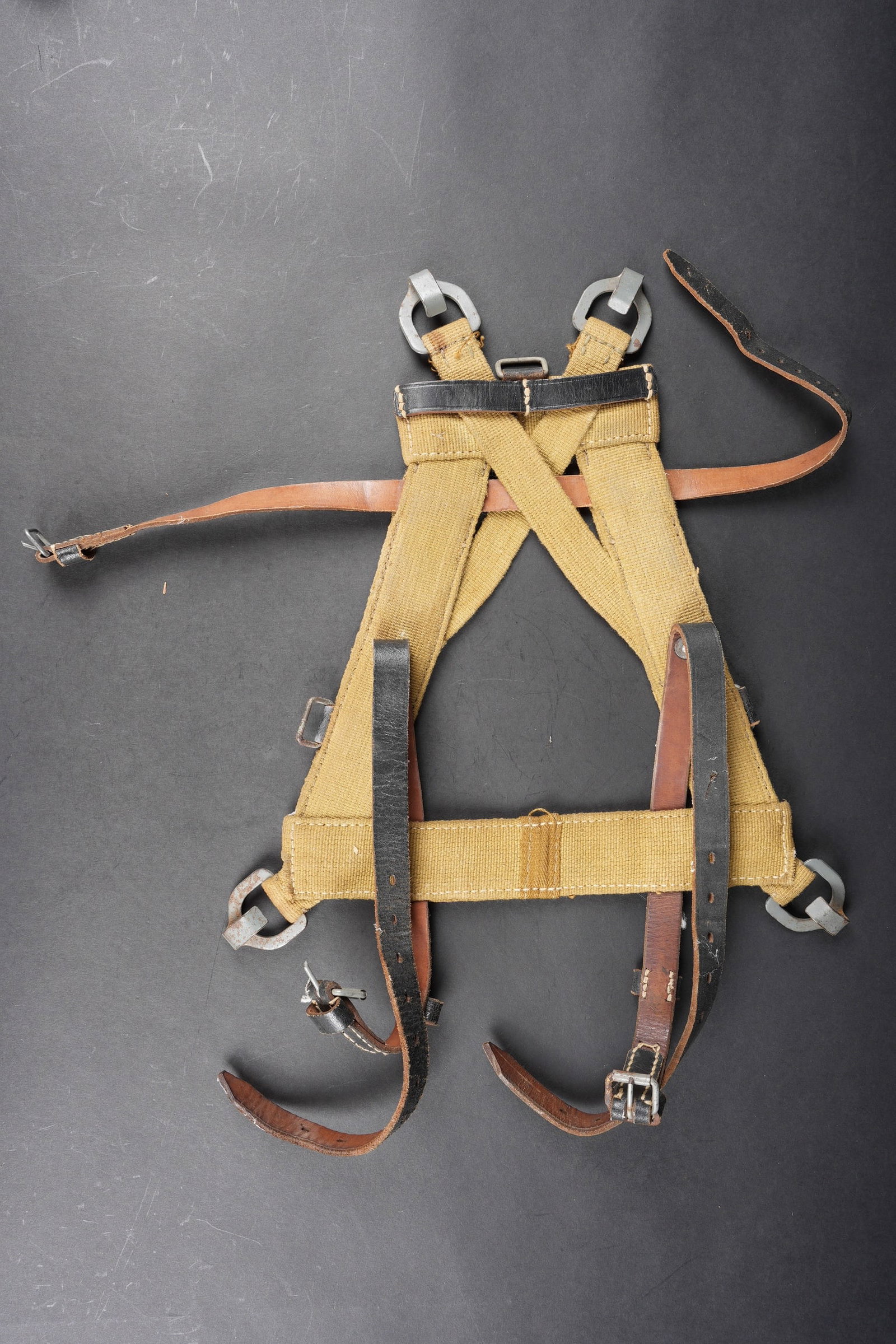 Sturmgepack. German assaut pack.: Sturmgepack. En forte toile couleur jaune sable. Les sangles sont en cuir noir. Marquages partiellement illisibles, date 1941. Toutes les pieces metalliques sont presentes, et majoritairement en coule