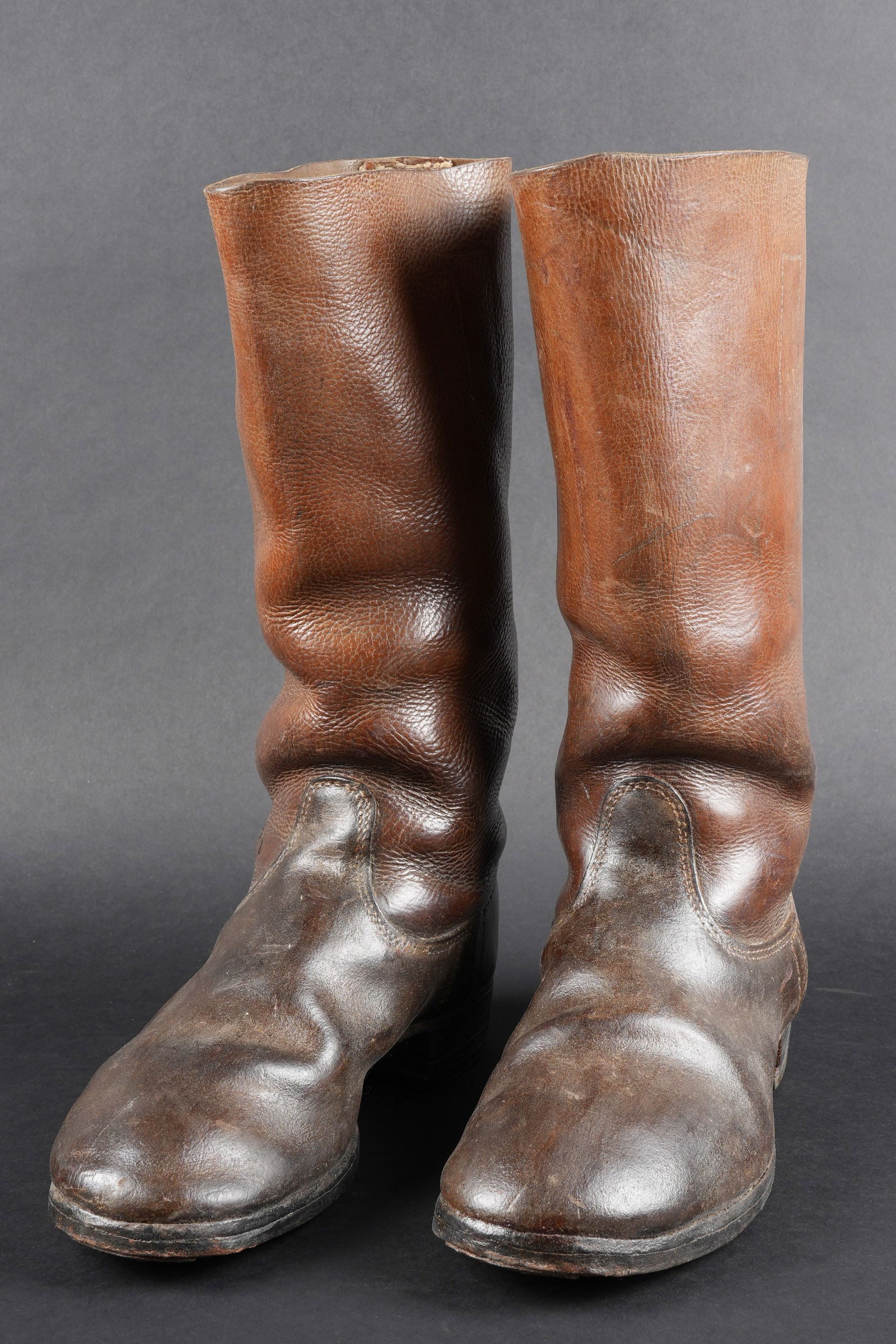 Bottes LW. Luftwaffe boots.: Bottes de la Luftwaffe. Paire homogene en cuir marron. Sans marquages visibles. Semelles lisses en cuir. Talons en caoutchouc. A noter une certaine usure et patine des pieces. Etat II+. Luftwaffe boot