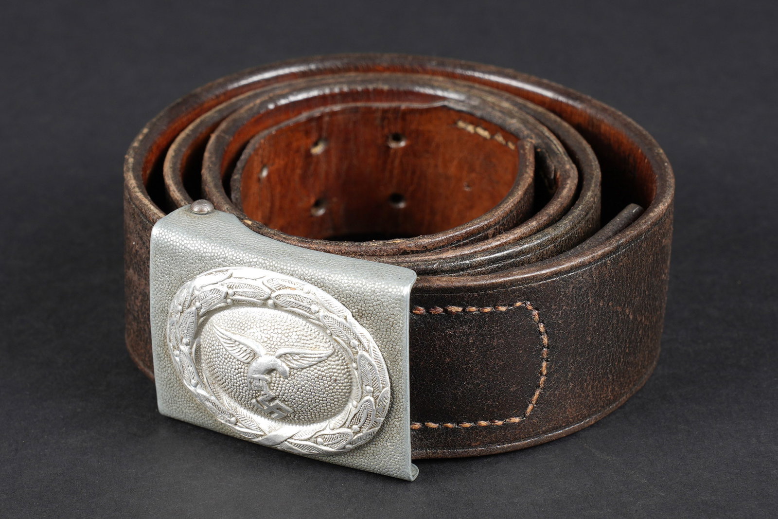 Ceinturon LW. Luftwaffe belt.: Ceinturon de la Luftwaffe. Ceinturon en cuir noir, bouclerie en metal, sans peinture d origine. Fabrication Otto Koberstein Landsberg AW 1939. Indication nominative illisible. Sans indication de taill
