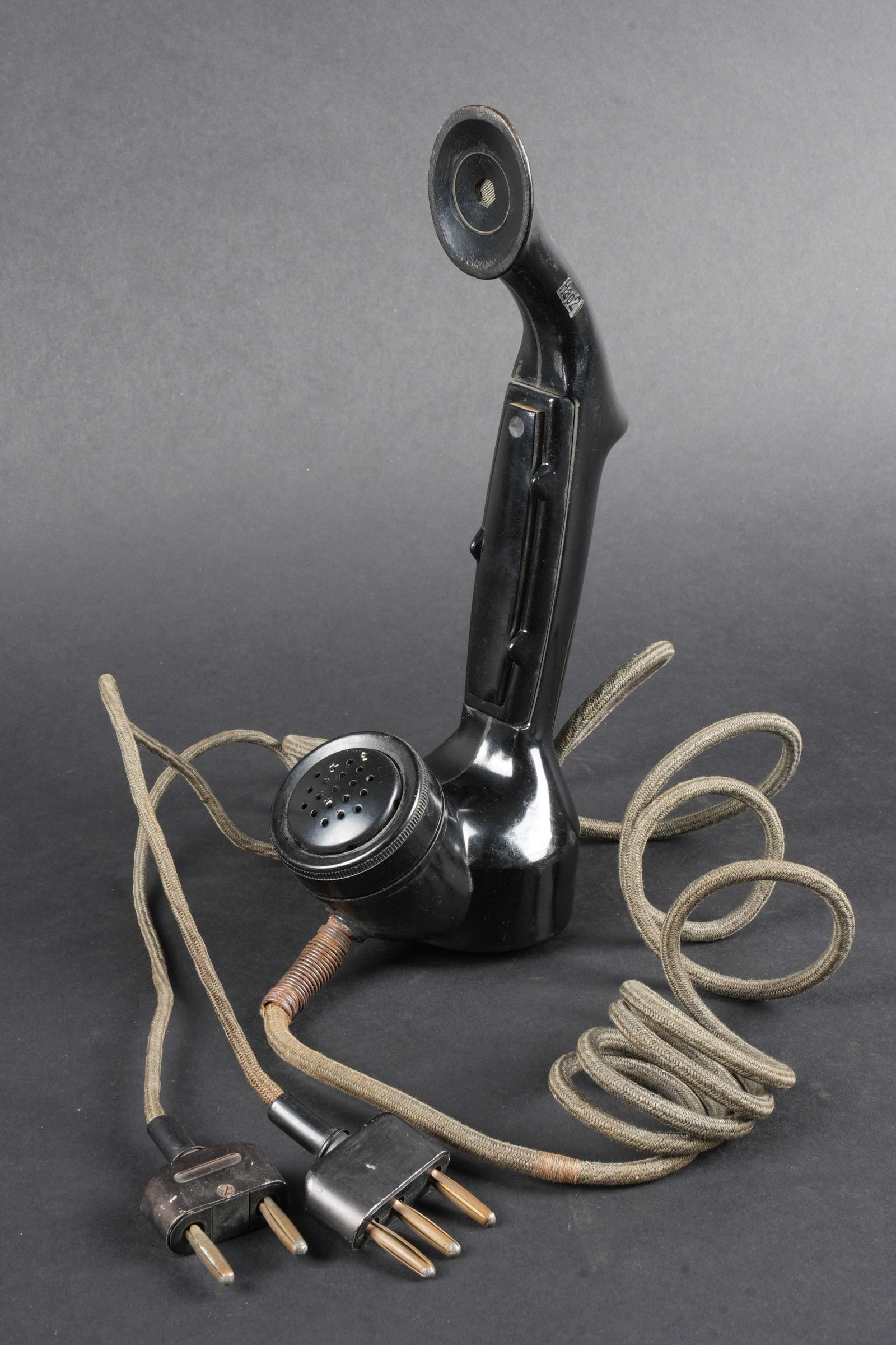 Combine telephonique allemand. German telephone handset.: Combine telephonique allemand. En bakelite noire. Marquage Hap 2, avec aigle Waa. Le cable et les deux prises sont presents. Ce modele fut concu pour pouvoir communiquer sur le front durant les combat