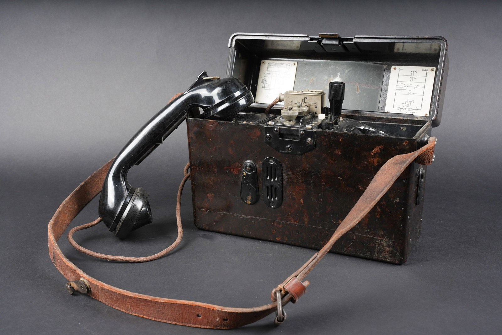 Telephone de campagne allemand. German field telephone.: Telephone de campagne allemand. En bakelite. Toutes les garnitures metalliques sont en couleur d origine a 90%. Les plaquettes sont presentes sur et sous le couvercle. Date 1940. Combine complet. Mani