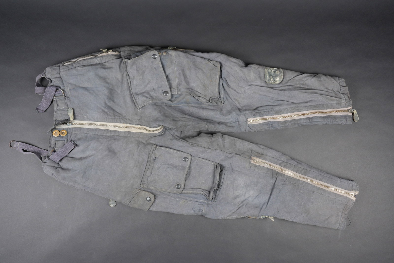 Pantalon de vol LW. Luftwaffe flying trousers.: Pantalon de vol de la Luftwaffe. En tissu coton gris/bleu, double d un velours violet. Les boutons pressions sont fonctionnels. Les fermetures eclaires sont fonctionnelles, marquees Zipp, Elite, Prym.