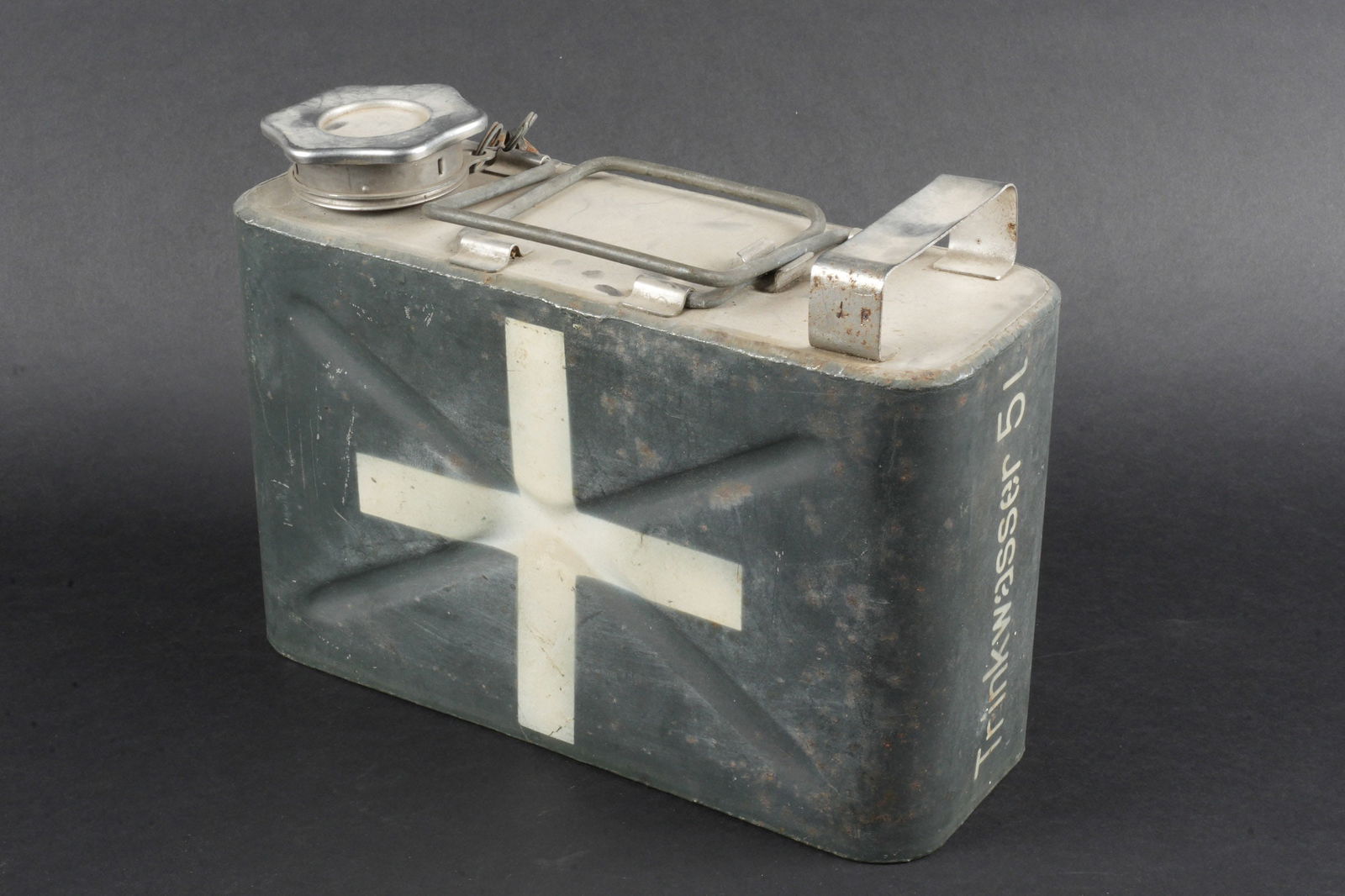 Trinkwasser 5L. German 5L drinking water container: Trinkwasser 5 litres. Rare modele se fixant au niveau de la carlingue des avions. En metal et aluminium. Peinture a 90%. Croix blanche sur les deux cotes du bidon. Les poignees de transports sont pres