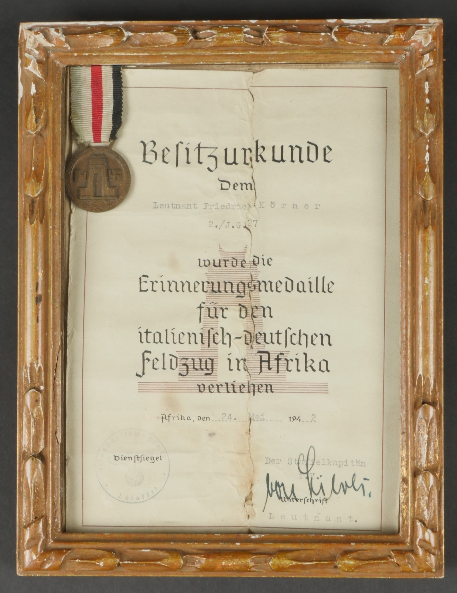 Friedrich Korner RK.: Diplome de l Italienisch Deutchen Feldzug in afrika du Ritterkreuztrager Friedrich Korner. Diplome papier presentant quelques dechirures, attribue au Leutnant Friedrich Korner 2/JG 27, le 24 mai 1942,