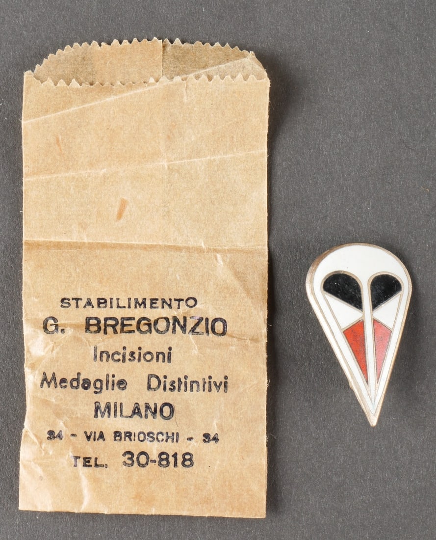 Insigne parachutiste allemand. German paratrooper insignia.: Insigne de coiffure des parachutistes allemand. En metal emaille, attache complete. Cet insigne se fixe generalement sur les calots ou casquettes M-43. Sachet d origine du fabricant G Bregonzio Incisi