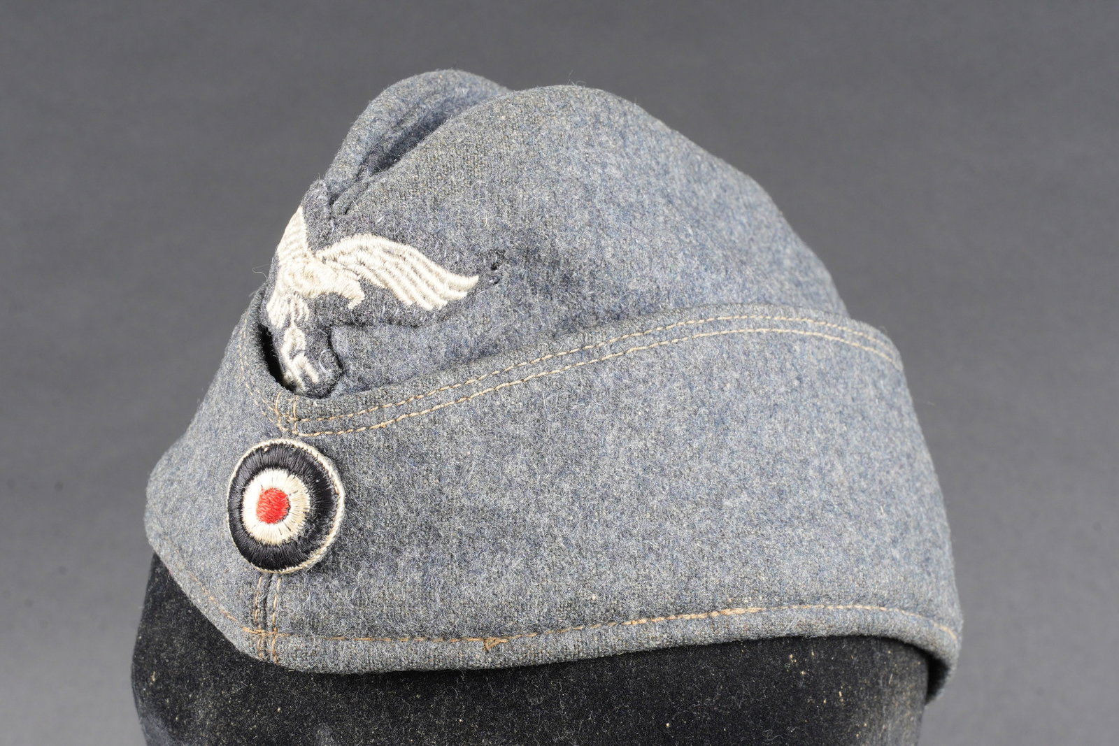 Calot LW. Luftwaffe side cap.: Calot de la Luftwaffe. En drap gris/bleu. Aigle et cocarde brodees cousues main. Interieur double en tissu coton gris. Marquage 55 1/2 1941, tampon du fabricant present mais illisible. A noter une cer