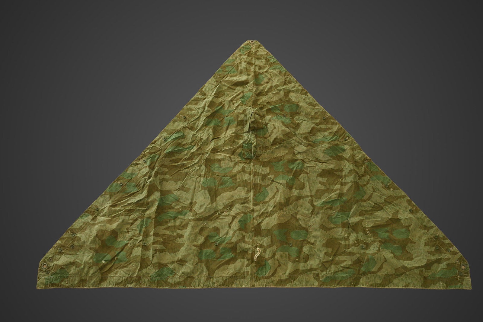 Toile de tente allemande. German tent section.: Toile de tente allemande. En tissu camoufle eclat. La majorite des boutons sont presents, ainsi que quelques cordelettes. Marquages presents mais illisibles. A noter une certaine usure et patine de la