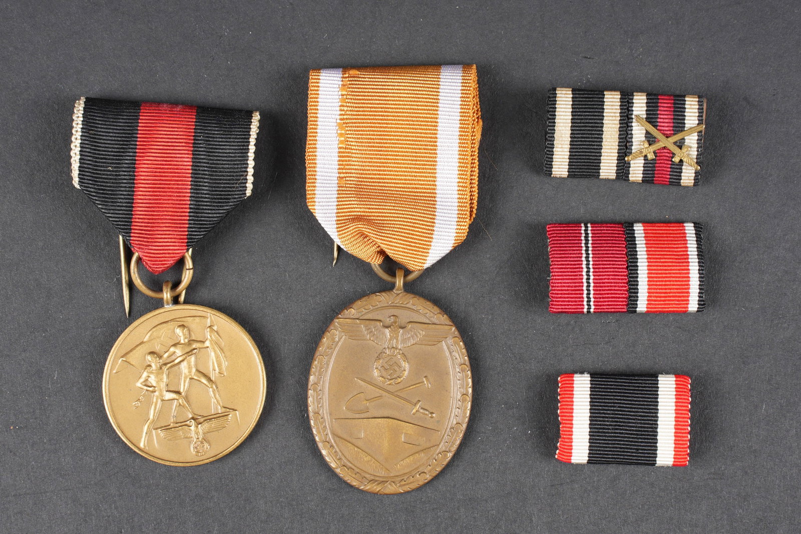 Insignes allemand. German insignia.: Insignes allemand. Comprenant une barrette de rubans de decoration de la croix de fer WWI, un ruban de decoration de la croix de guerre avec glaive. Une barrette de rubans de decoration de la medaille