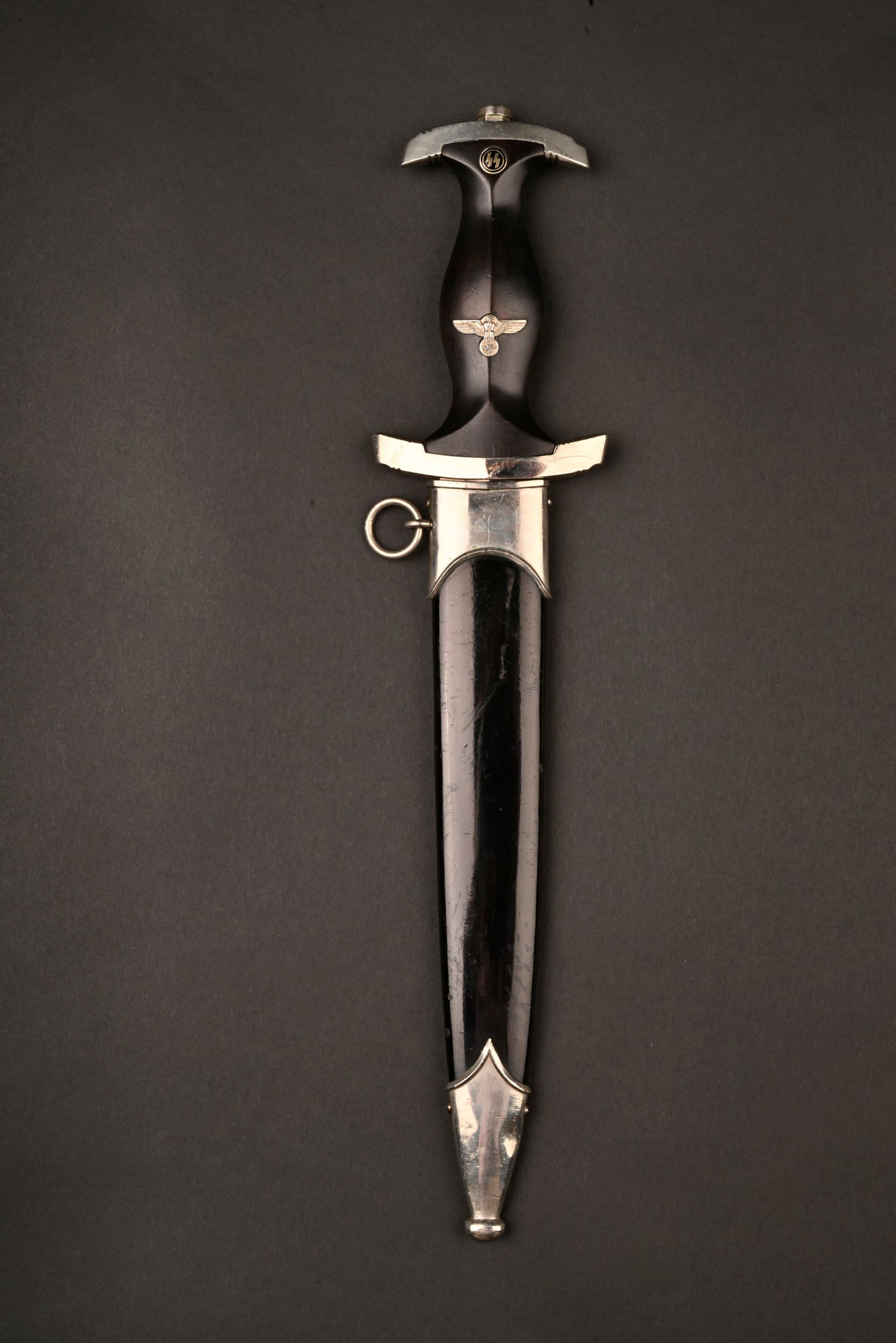 Dague SS modele 1933. SS dagger Mdl 33.: Dague SS modele 1933 Alcoso. Dague produite parmi les premieres series, cet exemplaire possede la particularite d’avoir recu le matricule de son proprietaire 22993 frappe sous la garde. Toute les ga