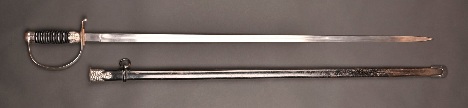 Epee sous-officier SS. SS NCO sword.: Epee pour sous-officier SS. Contrairement a l’epee d’Honneur pour officier SS, cette epee n’est pas destinee aux membres de l’Allgemeine SS. Seuls les sous-officiers avec portepee de la SS-Ver