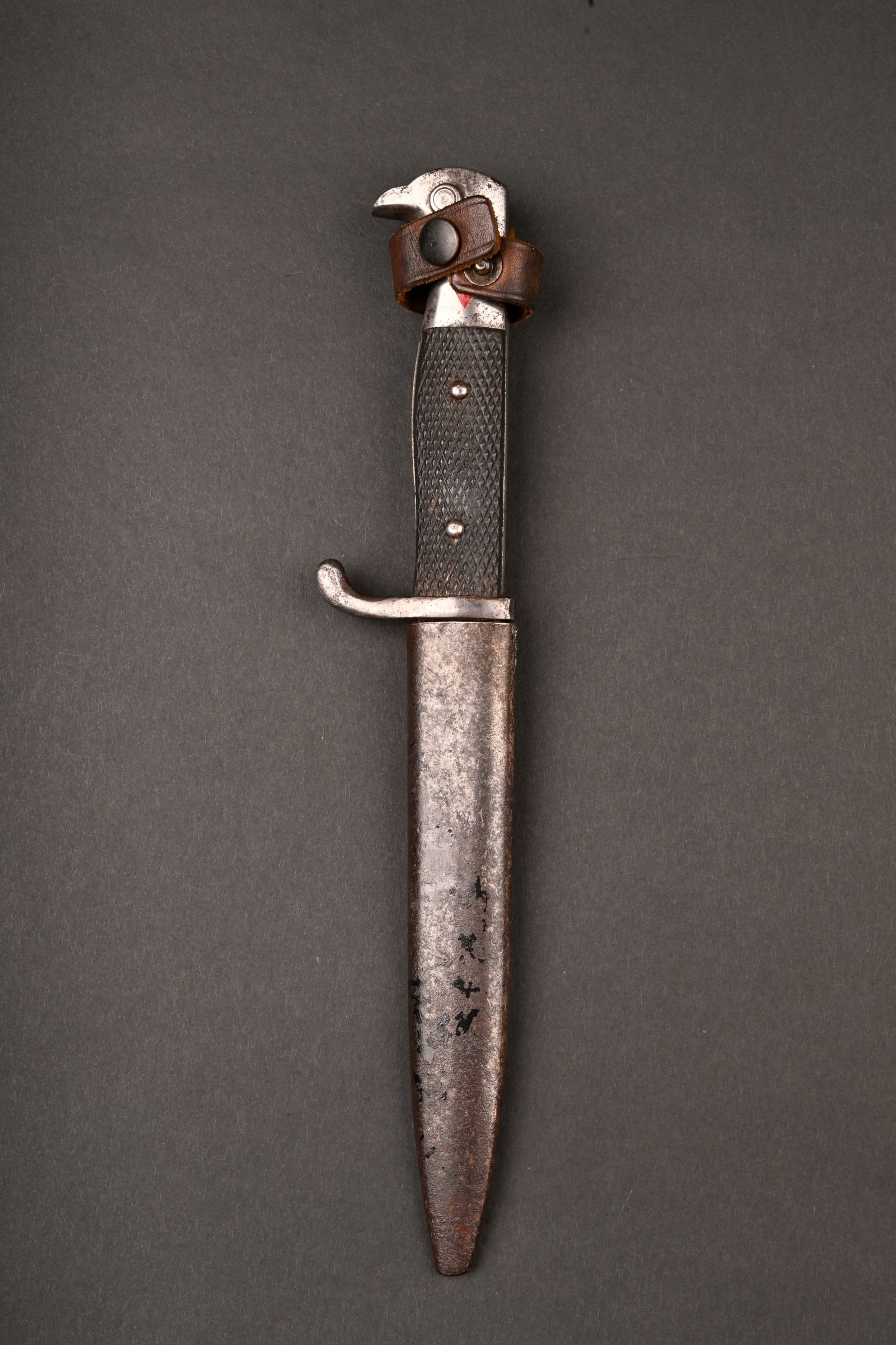 Couteau de recompense SS. Waffen SS Award knife.: Couteau de recompense SS Carl Eickhorn. Bien que les avis divergent sur l’affectation de ces tres rares couteaux, la devise qui se trouve gravee sur l’avers de la lame de celui-ci ne semble pas pe