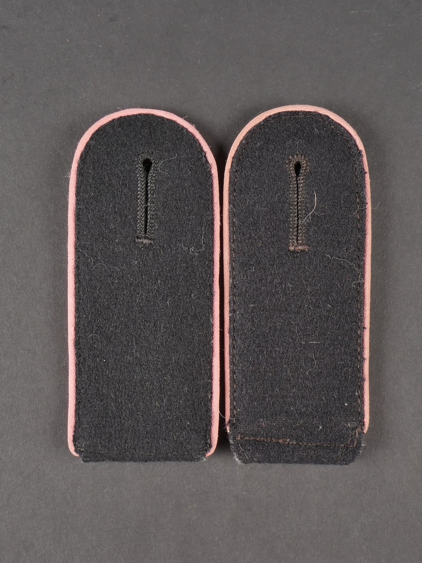Pattes d epaule Panzer SS. Panzer SS shoulder straps.: Pattes d epaule Panzer SS. Paire homogene en drap noir. Lisere rose des unites blindees, faisant le tour des pattes d epaule. Modele troupe. Dos de la piece double de drap Feldgrau. A noter une certai