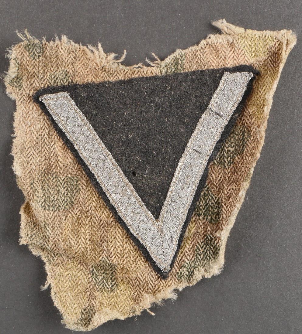 Grade de manche SS. Waffen SS insignia.: Grade de manche SS. Grade de manche de Strummann, cousu d origine sur un morceau de tissu camoufle petits pois. Provenant d une vareuse camoufle petits pois. Celui-ci peut etre une prise de guerre d u
