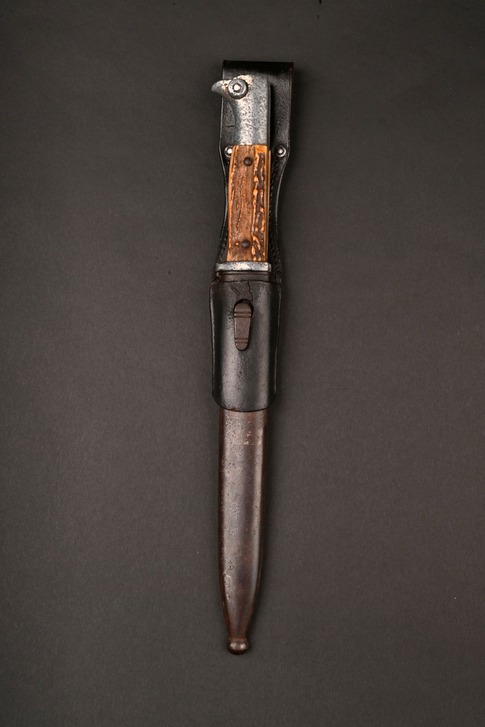 Baionnette de sortie SS. Waffen SS parade bayonet.: Baionnette de sortie SS - modele KS 98 (Carl Eickhorn). Tres en faveur dans les unites de chasseurs de montagne, ce modele est dote de plaquettes taillees dans des bois de cerf. Il semble que le quill