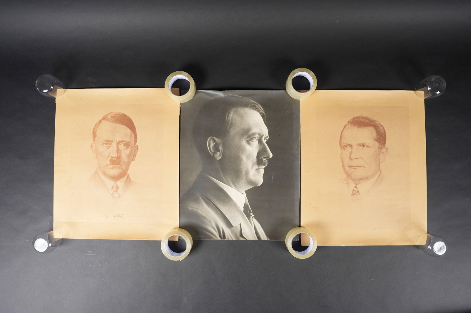 Portraits de personnalite. Portraits of Personalities: Portraits de personnalites. Comprenant un portrait de Hermann Goring et deux portrait du Chancelier allemand. Divers modeles et fabrication. A noter une certaine usure et patine des pieces. Etat II+.