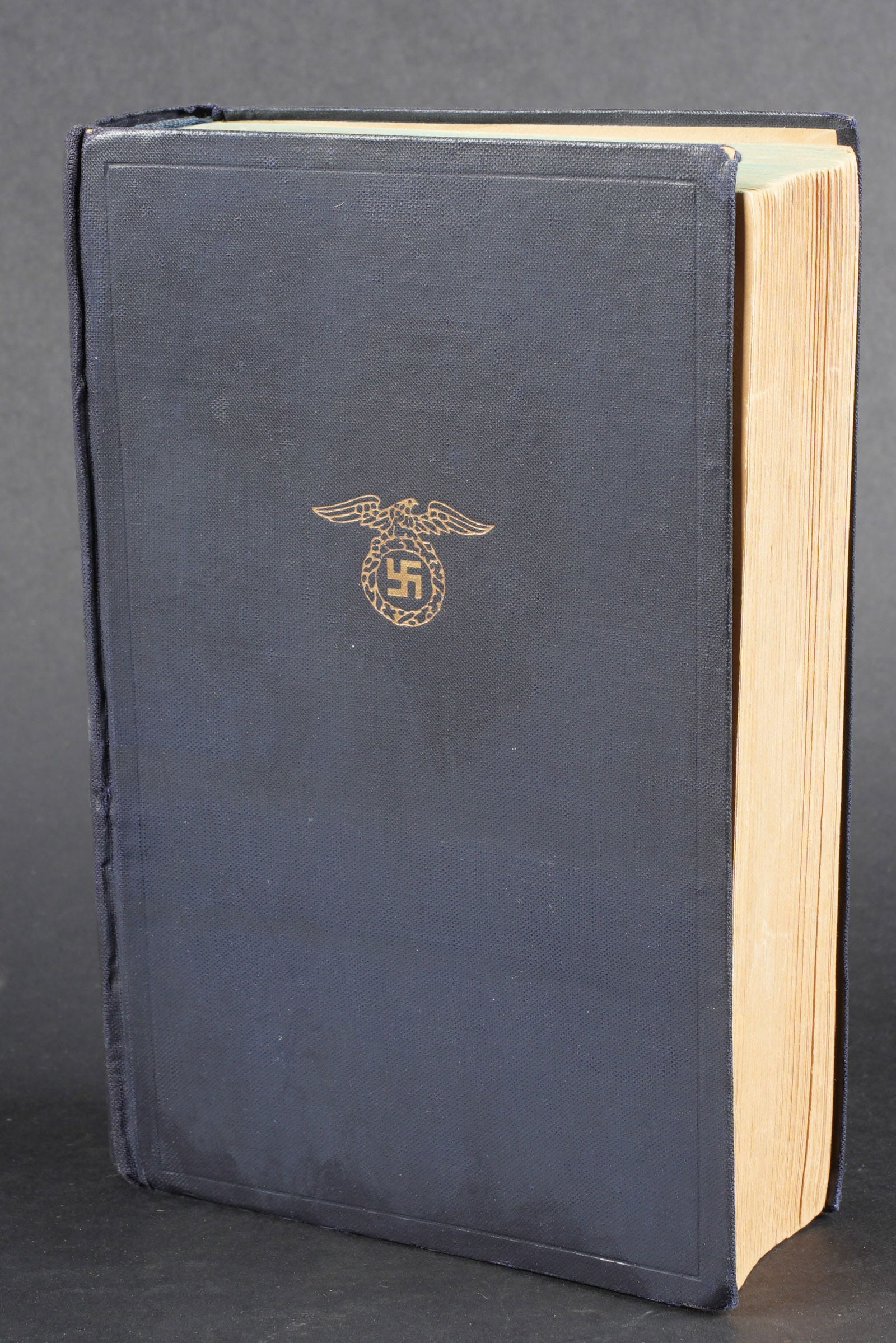 Mein Kampf.: Mein kampf. Couverture cartonnee disposant d un aigle sur la couverture. Modele disposant des deux volumes en un seul. Date 1943. Complet. A noter une certaine usure et patine de la piece. Etat II+. M