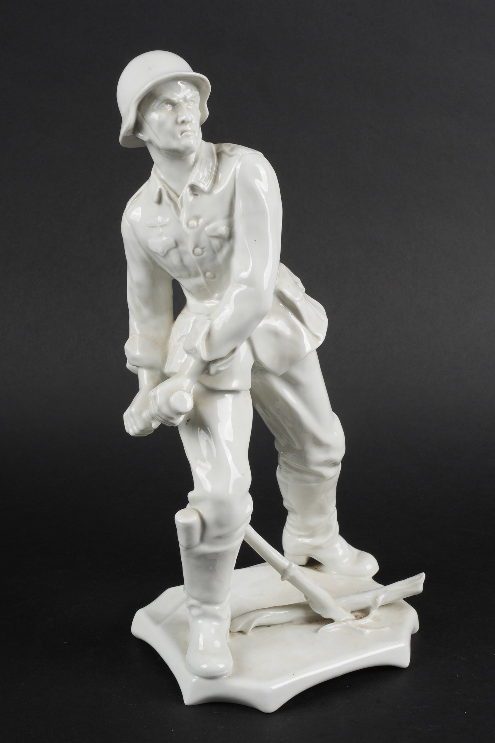 Figure en porcelaine. Porcelain Figure: Figure en porcelaine representant un soldat de la Heer. Belle representation d un membre de la Heer se preparant a jeter une grenade. En porcelaine blanche. Pas d eclat visibles. Marquages Ernst Bohne